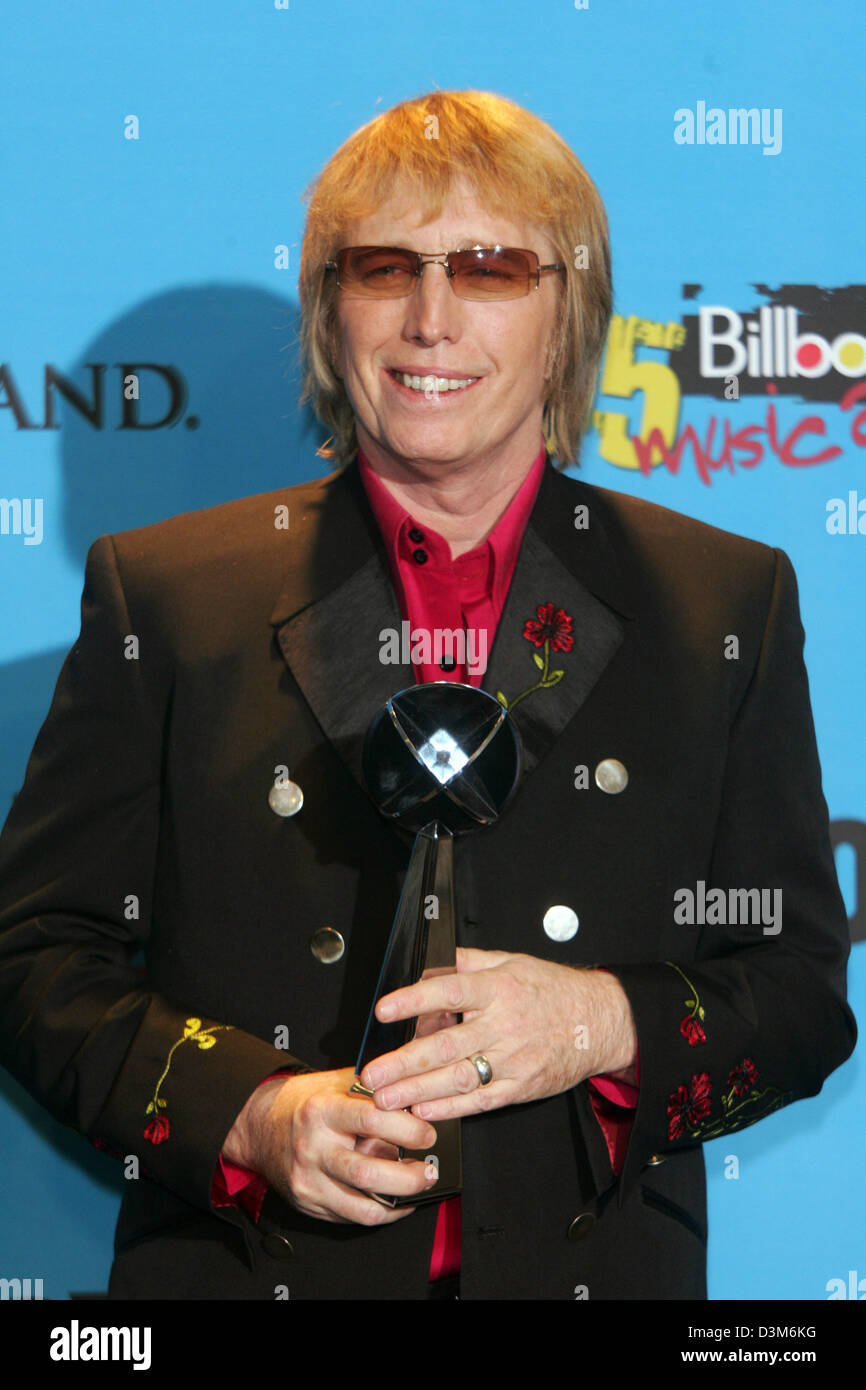 (Dpa) - US cantante americano Tom Petty mostra il suo Billboard Music Awards trofeo presso il Grand Hotel di Las Vegas, Stati Uniti d'America, martedì 06 dicembre 2005. Petty è stato onorato con il premio del secolo. Foto: Hubert Boesl Foto Stock