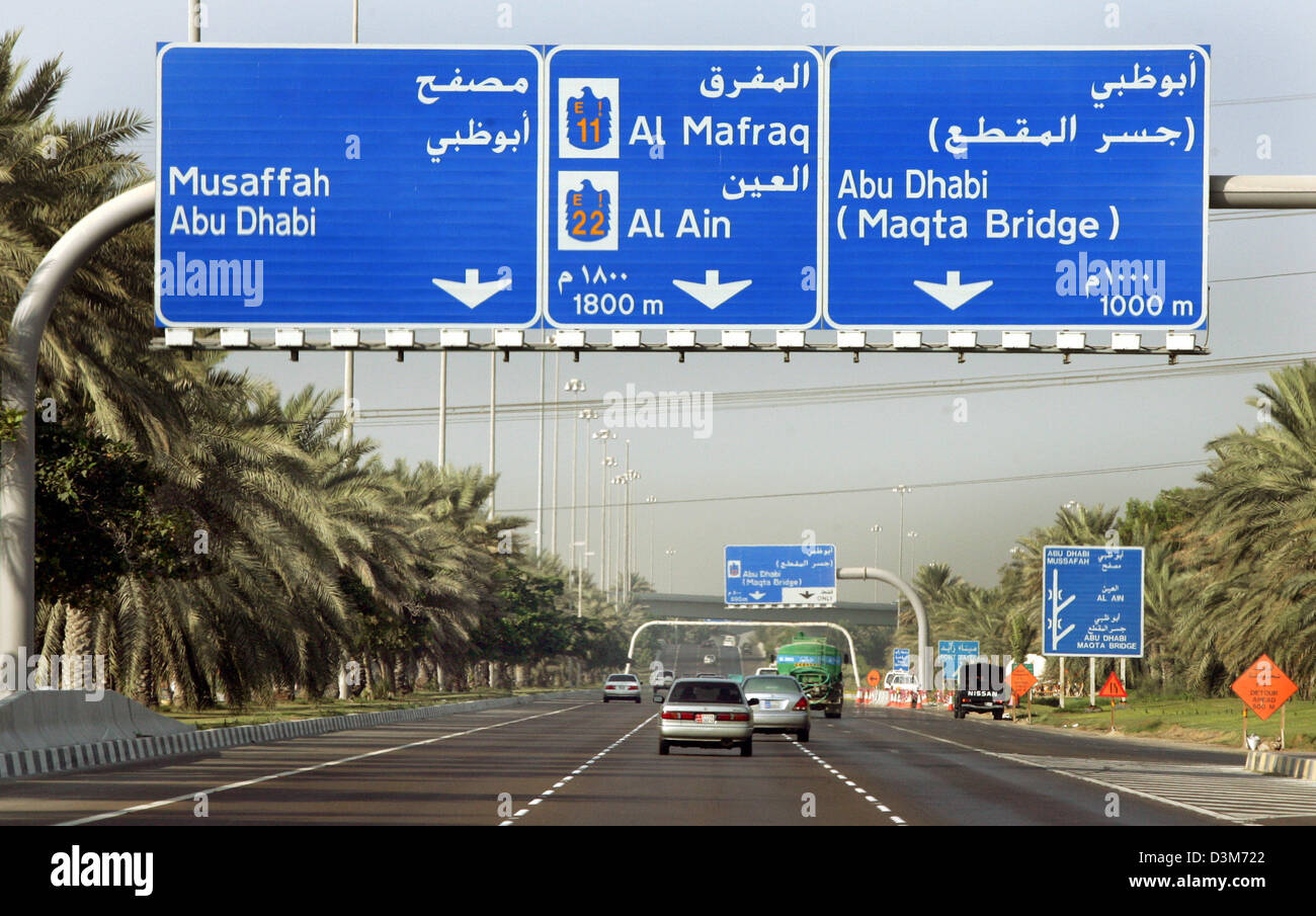 (Dpa) - Una delle tante strade di accesso a Abu Dhabi fotografato vicino a Abu Dhabi, Emirati Arabi Uniti, 12 novembre 2005. Foto: Matthias Schrader Foto Stock