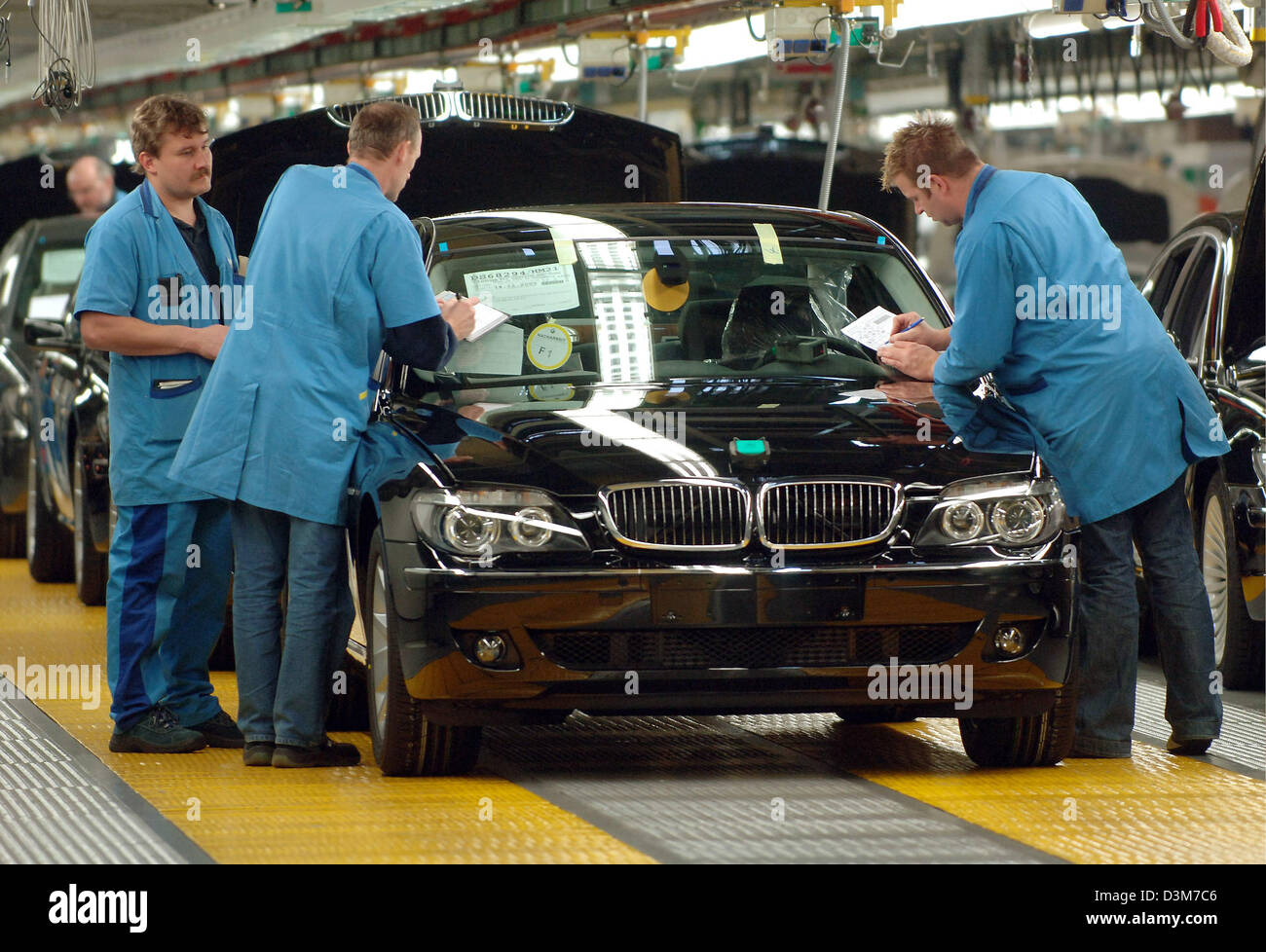 Dpa) - l'immagine mostra tre BMW i dipendenti durante il controllo finale  di un nero BMW serie 7 auto presso la società del sito di produzione in  Dingolfing, Germania, martedì 13 dicembre