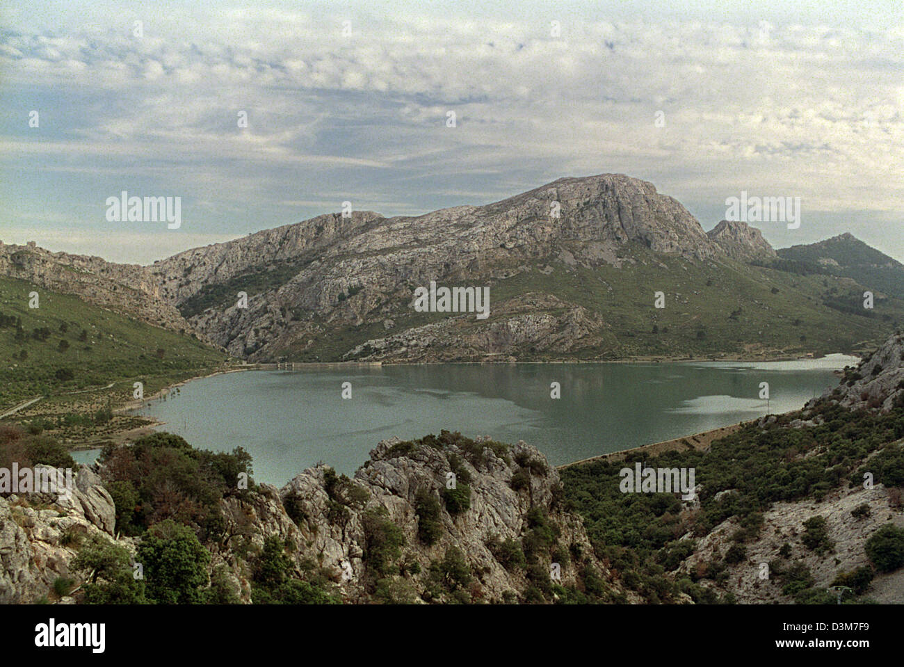 (Dpa) file - La foto mostra il Embalse de Cuber lago nella Serra de Tramuntana mountain range, Spagna, 29 giugno 2004. Il Embalse de Cuber e il vicino serbatoio Gorg Blau, i quali sono collegati, dovrebbero risolvere Palma acqua potabile problemi. Foto: Thorsten Lang Foto Stock