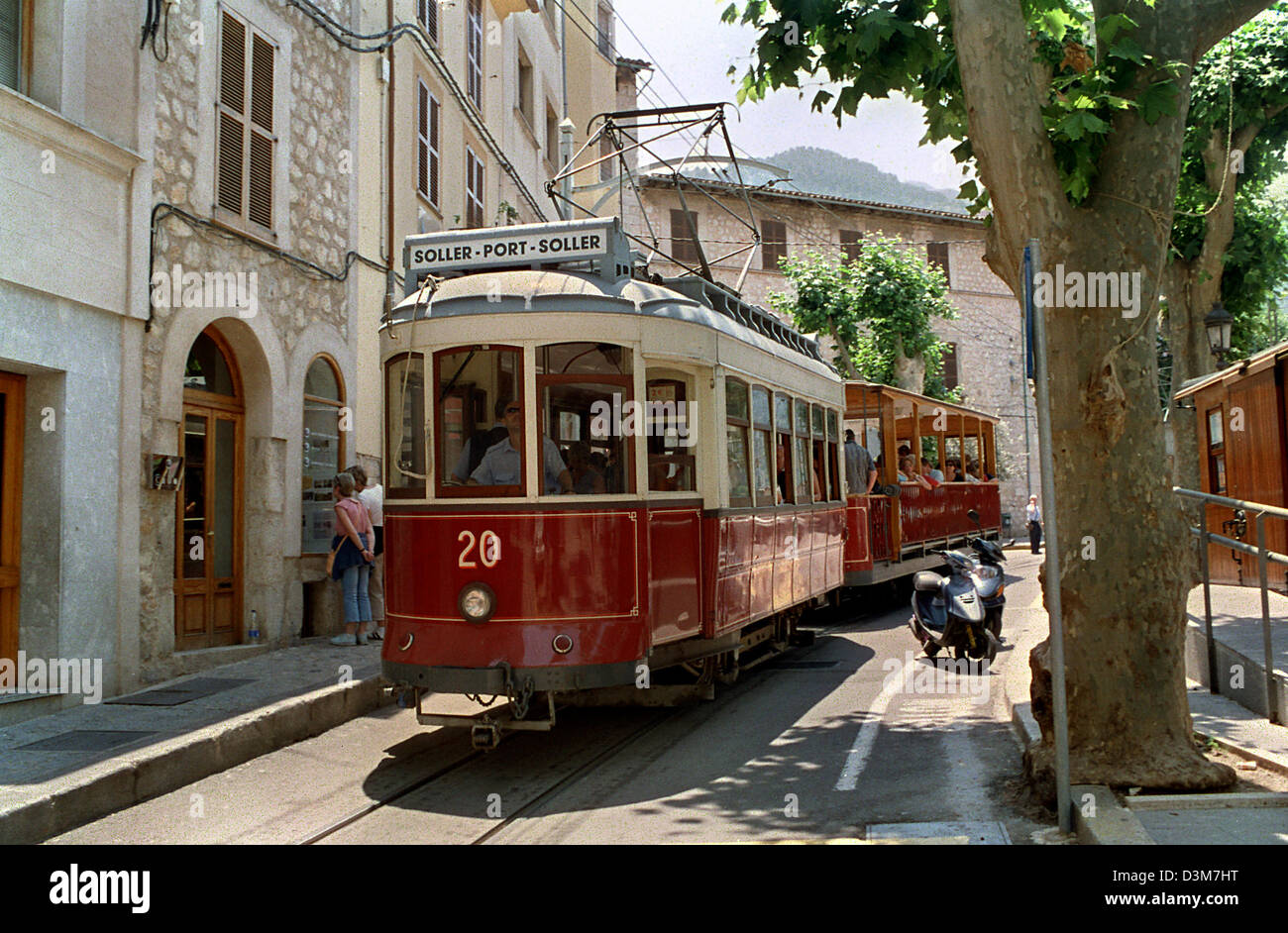 (Dpa) (file) - l'immagine mostra la tramvia a Soller, Mallorca, Spagna, 15 giugno 2004. L'unica linea tranviaria, un ex orange vagone treno chiamato "Fulmine rosso', conduce dal terminale di Soller a Soller port. Foto: Thorsten Lang Foto Stock