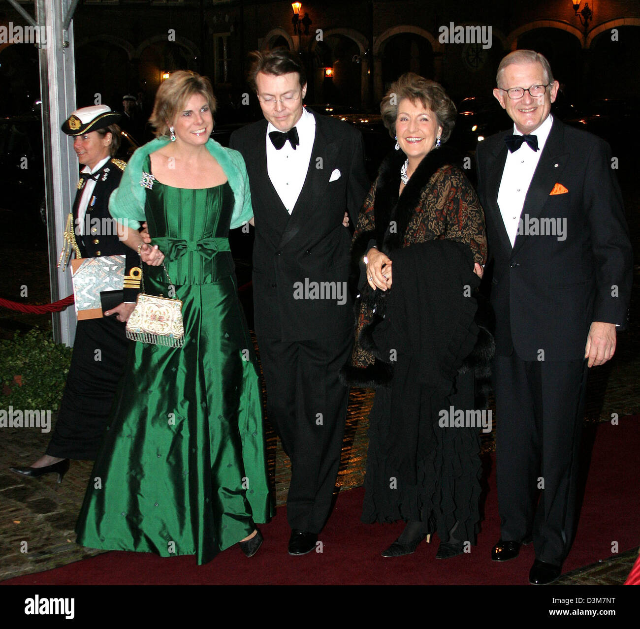 (Dpa) - Principessa Laurentien, Principe Constantijn, Principessa Margriet e il sig. prof. Pieter van Vollenhoven arrivano a una cena di gala in occasione del governo Silver Jubilee della regina Beatrix, invitato dal Primo Ministro olandese, in Ridderzaal a L'Aia, Paesi Bassi, 17 dicembre 2005. (Paesi Bassi) Foto Stock