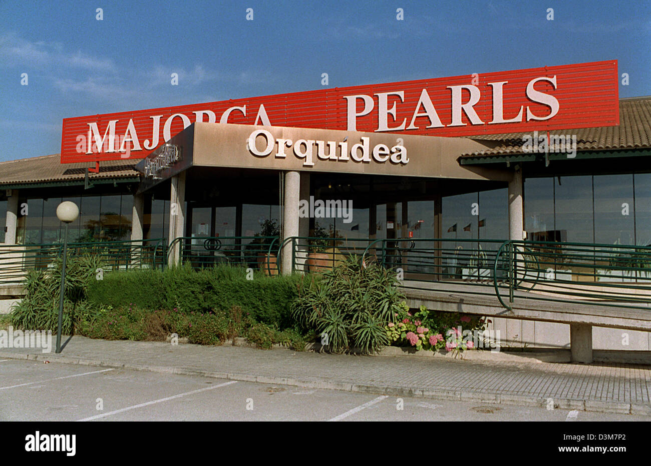 (Dpa) file - La foto mostra una vista esterna del salesroom del Perlas Orquidea azienda in Manacor, Spagna, 29 giugno 2004. Perle artificiali sono state prodotte in Mallorca la seconda più grande città dal 1890. Oggi le perle sono prodotte attraverso un metodo che è stato sviluppato da ingegnere tedesco Friedrich Hugo Heusch. Le fabbriche non solo vendere collane di perle, bracciali un Foto Stock