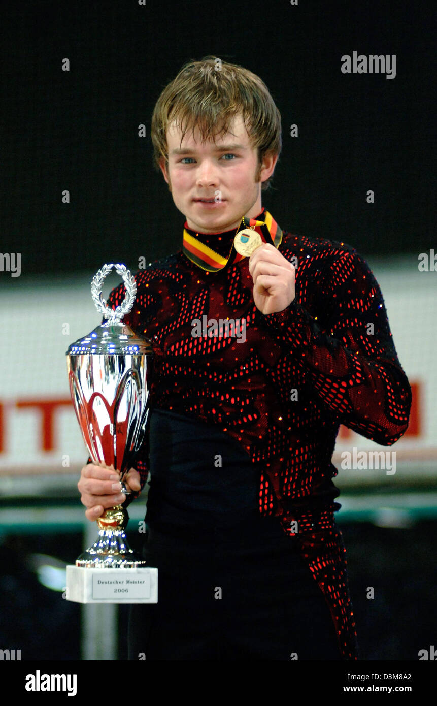 (Dpa) - tedesco figura skater Stefan Lindemann (25) detiene la medaglia d oro e il trofeo nelle sue mani dopo la sua performance in uomini della libera concorrenza di pattinaggio presso il campionato tedesco nel pattinaggio artistico a Berlino, Venerdì, 30 dicembre 2005. Lindemann ha preso il suo quinto titolo, ma è ancora necessario per migliorare per i campionati europei a Lione per la fine di gennaio. Foto: Michael Hansc Foto Stock