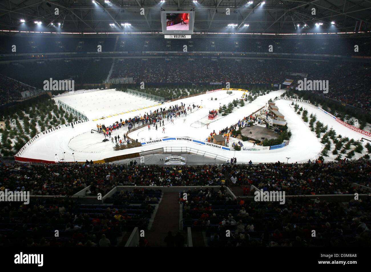 (Dpa) - Circa 50.000 telespettatori guarda i biatleti del Mondo di Biathlon Team Challenge al Veltins Arena di Gelsenkirchen (Germania), 30 dicembre 2005. Circa 2.500 metri cubi di neve artificiale sono state consegnate su 120 camion dall'indoor sci venue in Neuss, Germania, alla Veltins Arena di costruire un 1.000 metri lungo la pista di sci di fondo per la concorrenza. La gara, che è e Foto Stock