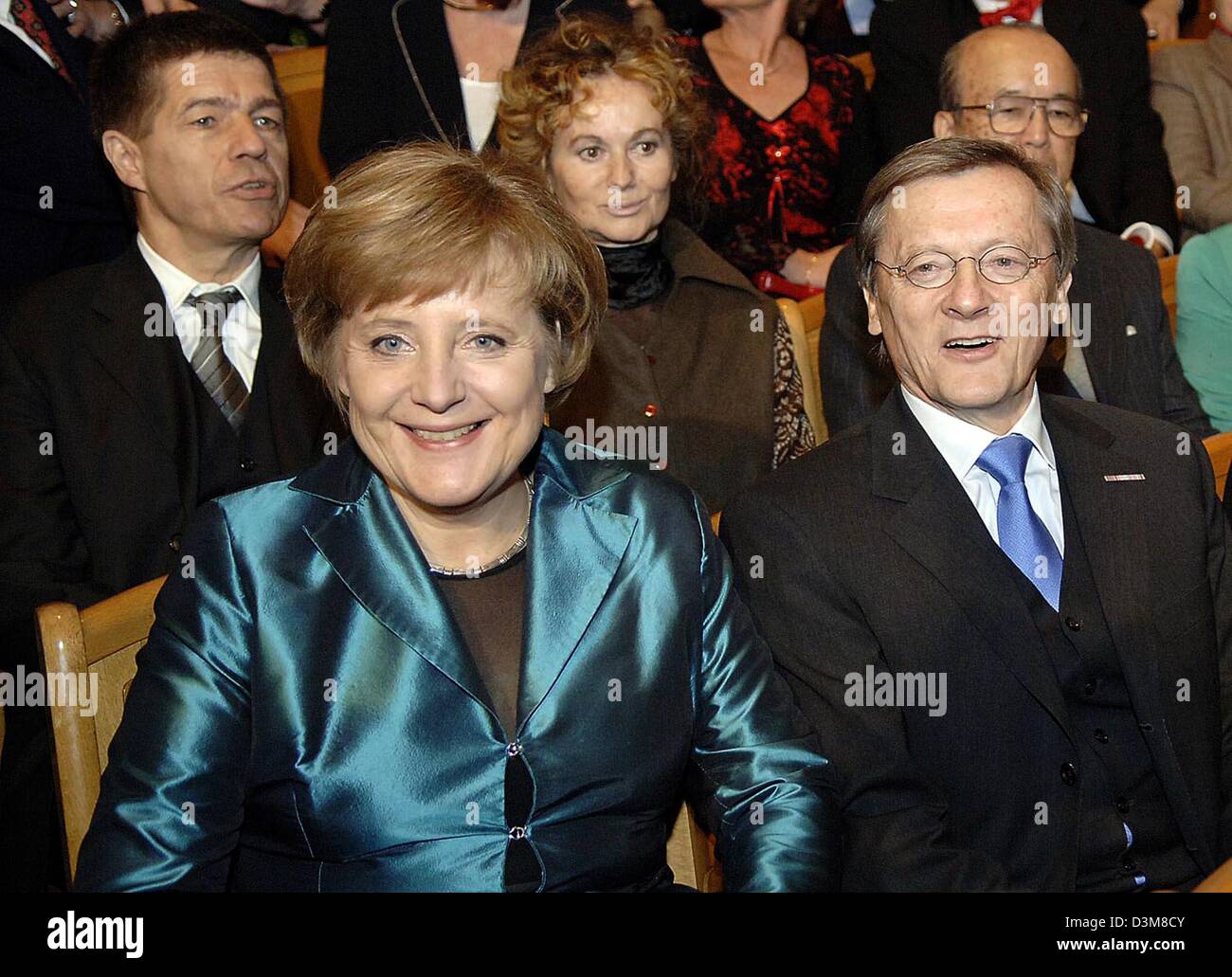 (Dpa) - Il Cancelliere austriaco Wolfgang Schuessel (R) e il Cancelliere tedesco Angela Merkel (2 L) attendere l'inizio del concerto di capodanno dell'Orchestra Filarmonica di Vienna a Vienna, Austria, 1 gennaio 2006. Dietro di loro sit Merkel's marito Joachim Sauer (L) e Schuessels moglie Krista Schuessel. Foto: Guido Bergmann Foto Stock