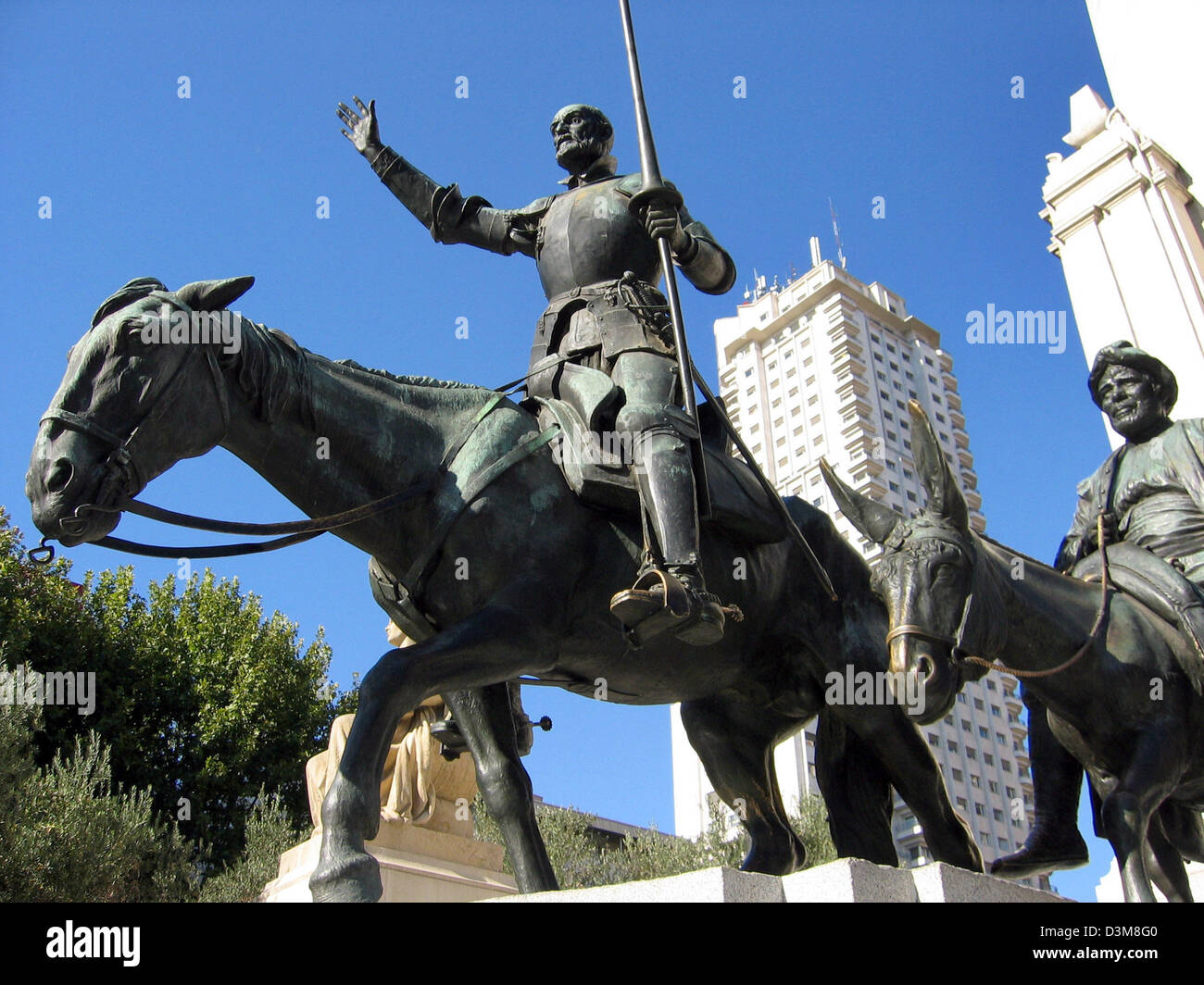 (Dpa) - Una vista delle statue di famosi personaggi letterari Don Chisciotte e Sancho Panza (R) situato nei pressi della Torre de Madrid (retro) presso il Plaza Espana a Madrid, Spagna, 24 settembre 2005. L'anno 2005 ha visto il quattrocentesimo anniversario della pubblicazione del primo volume di Don Chisciotte di Miguel de Cervantes. Foto: Rolf Haid Foto Stock