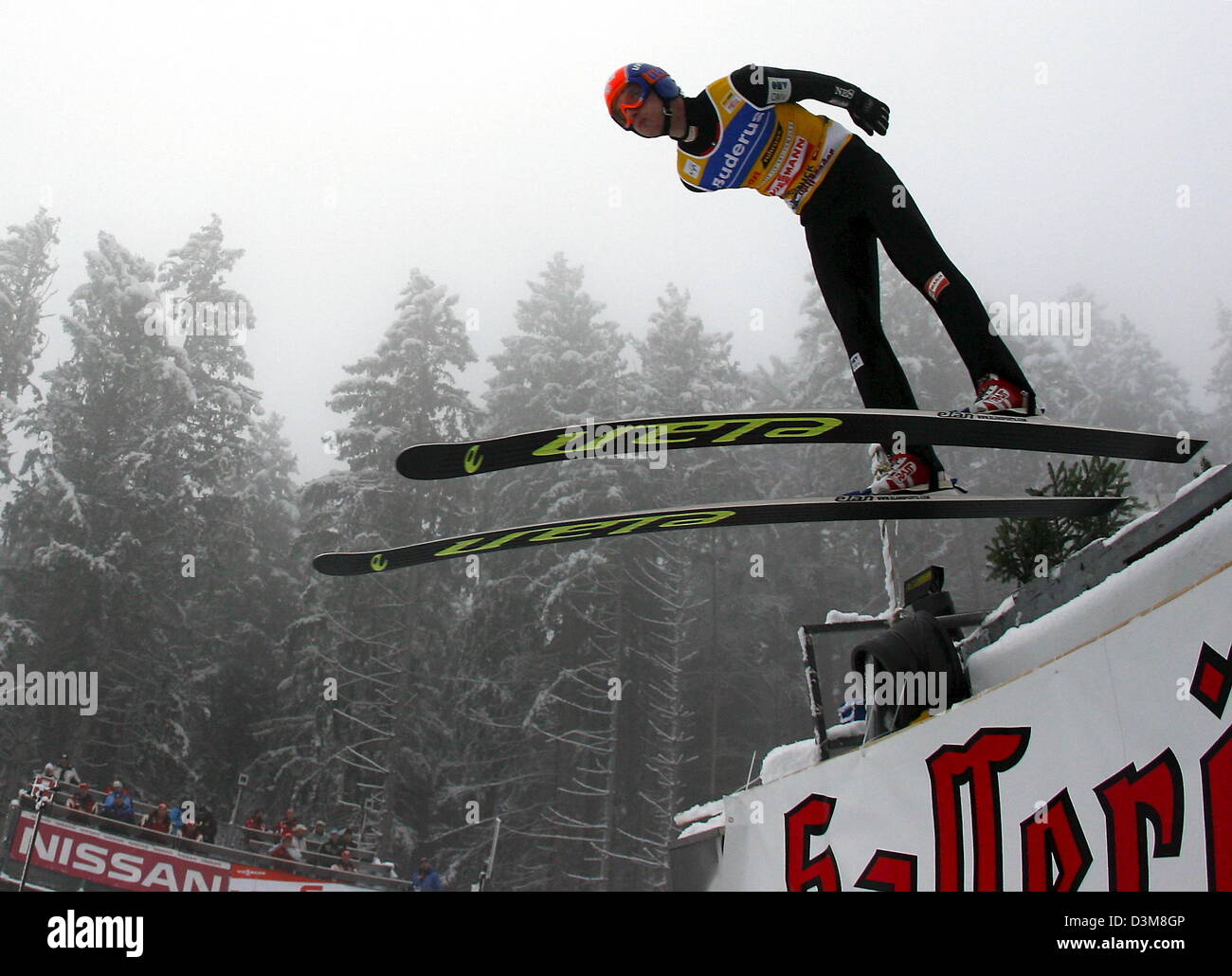 (Dpa) - sci ceco Jakub ponticello Janda è in volo dopo aver sollevato dal Bergisel ski jump durante una pratica salta in 54th quattro Hill nel torneo di Innsbruck, Austria, 03 gennaio 2006. Foto: Peter Kneffel Foto Stock