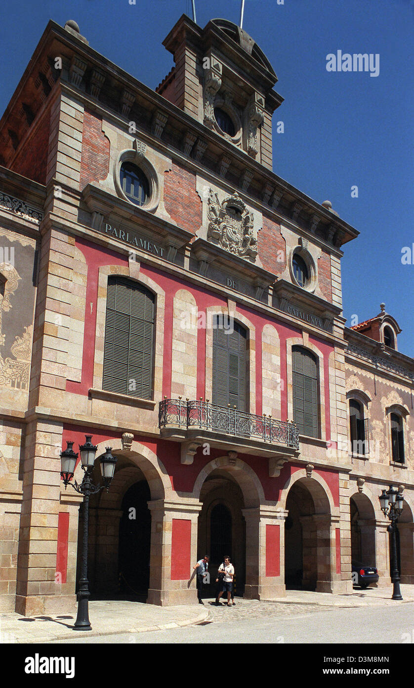 (Dpa file) - l'ex arsenale e uno dei pochi resti della cittadella ospita oggi il Parlamento di Catalogna a Barcellona, Spagna, 14 giugno 2002. Dopo la caduta della cittadella nel 1869 il 31 ettaro ampia 'polmone verde' di Barcellona è stato pianificato sulla zona da Josep Fontsera ho Mestre. Nell'anno 1888 il Salone Mondiale ha trovato il suo domicilio sulla zona che ora è un parco pubblico. Foto Stock