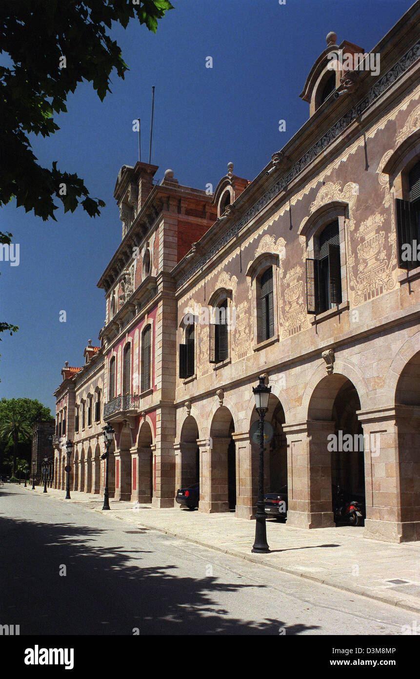 (Dpa file) - l'ex arsenale e uno dei pochi resti della cittadella ospita oggi il Parlamento di Catalogna a Barcellona, Spagna, 14 giugno 2002. Dopo la caduta della cittadella nel 1869 il 31 ettaro ampia 'polmone verde' di Barcellona è stato pianificato sulla zona da Josep Fontsera ho Mestre. Nell'anno 1888 il Salone Mondiale ha trovato il suo domicilio sulla zona che ora è un parco pubblico. Foto Stock