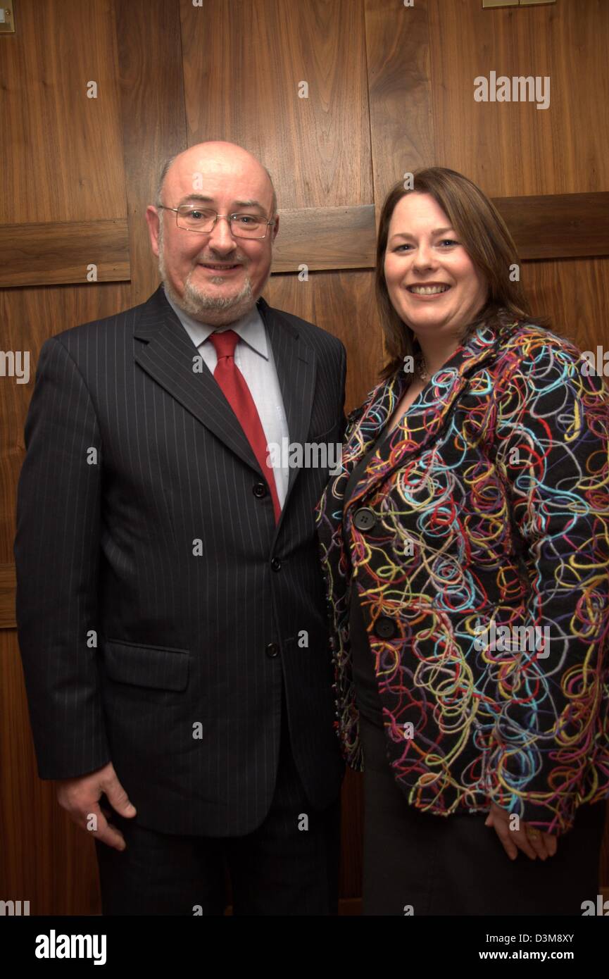 Caoimhghín Ó Caoláin TD Sinn Fein Monaghan Cavan, sinistra, con Michelle Gildernew, MP Fermanagh e South Tyrone Foto Stock