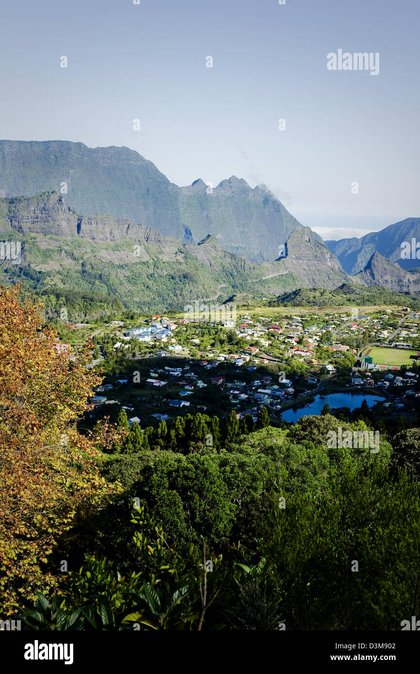 Vista sulla città di montagna di Cilaos caldera o cirque (altitudine 1214m), sull'isola francese di La Reunion, Oceano Indiano. Foto Stock