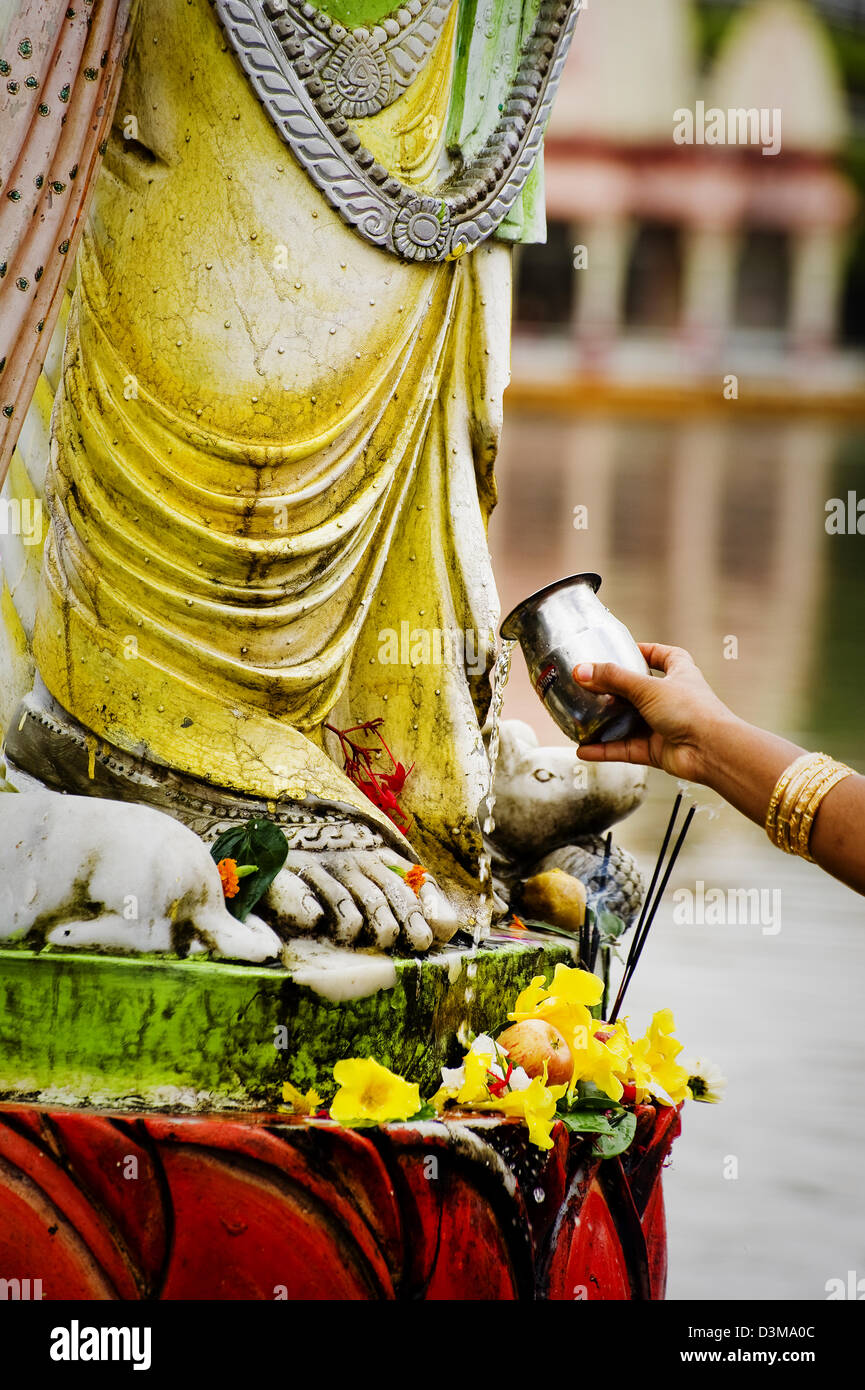 Offerte a divinità Indù - qui ai piedi di Ganesh- a Grand Bassin a Ganga Talao lago, Maurizio Foto Stock