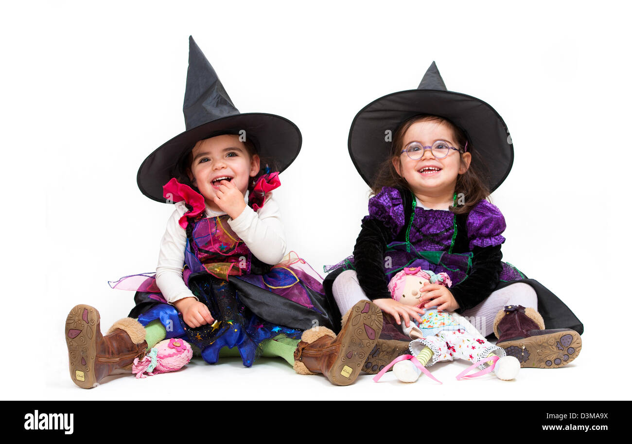 Due ragazze in costumi delle streghe Foto Stock