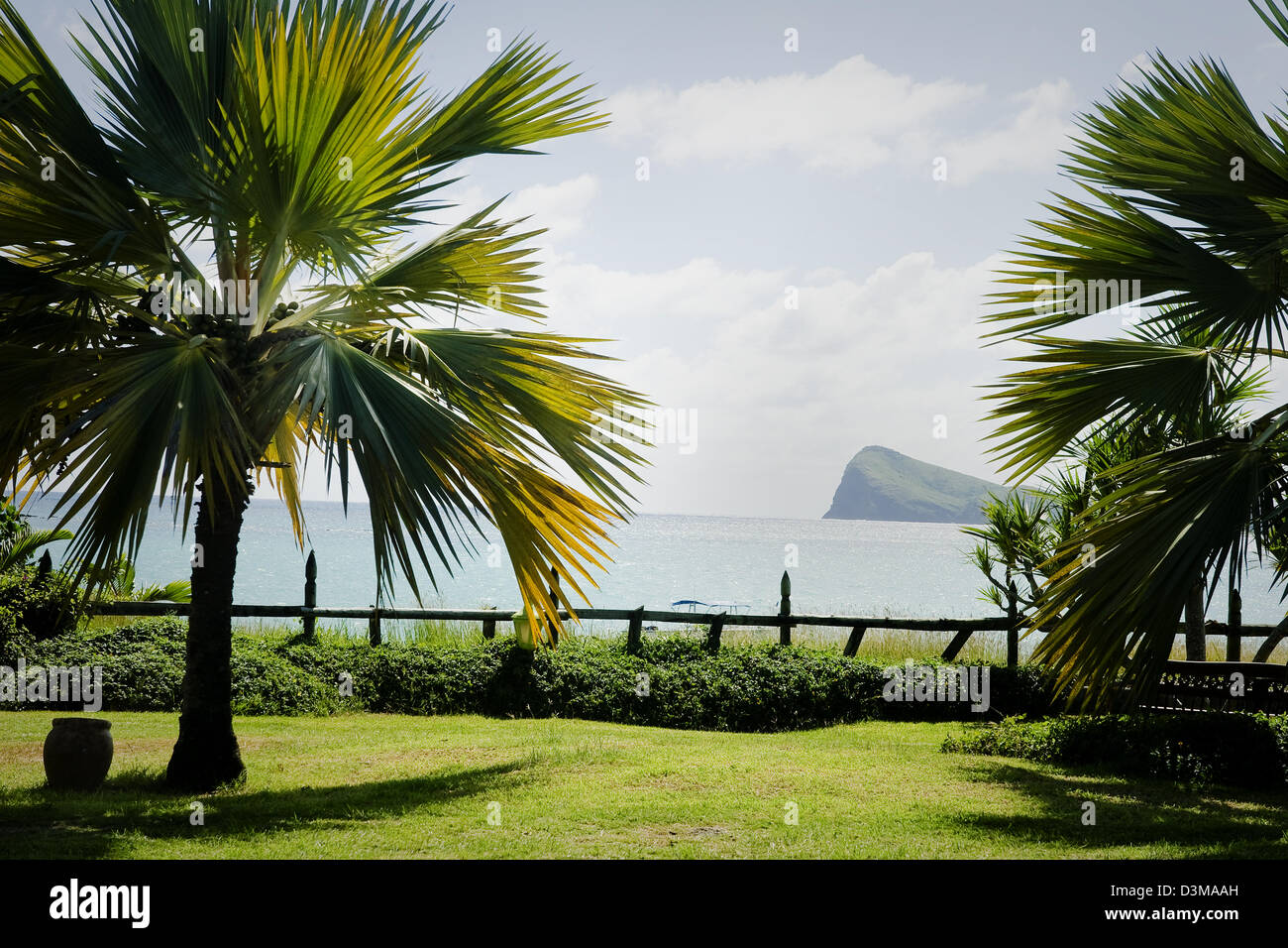 Vista dell'Isola di Coin de Mire dal Paradise Cove Hotel a nord di Mauritius, vicino a Cap Malheureux. Foto Stock