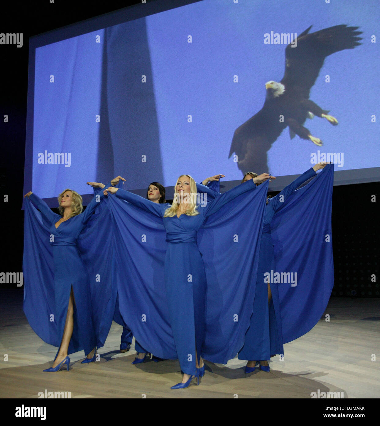 (Dpa) - ballerini eseguono durante la presentazione della Mercedes novità tra cui la E 320 come Bluetec diesel più pulito al NAIAS di Detroit, STATI UNITI D'AMERICA, Domenica, 08 gennaio 2006. Al NAIAS fiera a Detroit all'inizio dell'anno i produttori di auto presente sempre di più il loro concetto di vetture e prototipi. La fiera è aperta al pubblico dal 14 al 22 gennaio. Foto: Harry M Foto Stock