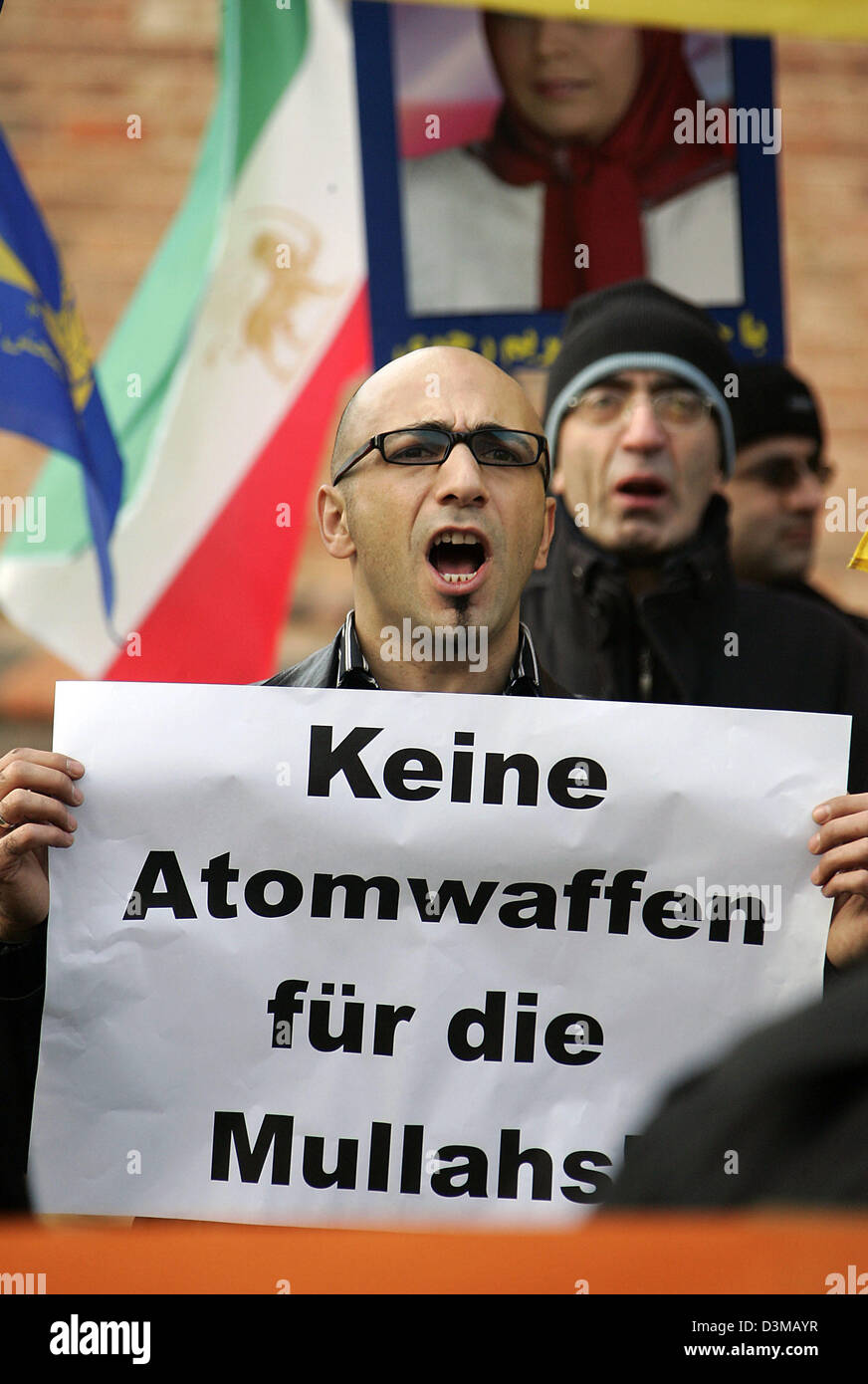 (Dpa) - Quasi 100 Exile-Iranians protesta contro il loro paese di origine della politica nucleare di fronte al Federale del Ministero degli Esteri a Berlino, Germania, giovedì 12 gennaio 2006. 'L'opposizione nazionale' proteste davanti delin appoggio alla decisione del governo iraniano per riprendere la sua attività di ricerca nucleare agenda. I Ministri degli Esteri di Germania, Francia e Gran Bretagna si riuniscono a Berlino Foto Stock