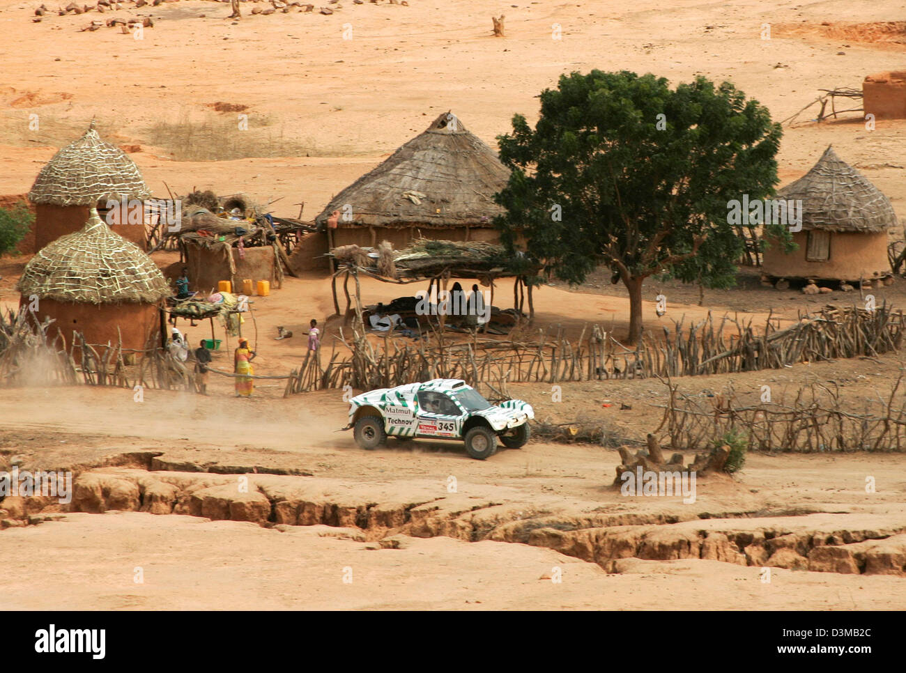(Dpa) - Francese rallye autista Henri Pescarolo gare nel suo Buggy attraverso un deserto abitato dalla città di Kayes a Bamako, in Mali, Mercoledì, 11 gennaio 2006. Foto: Gero Breloer Foto Stock