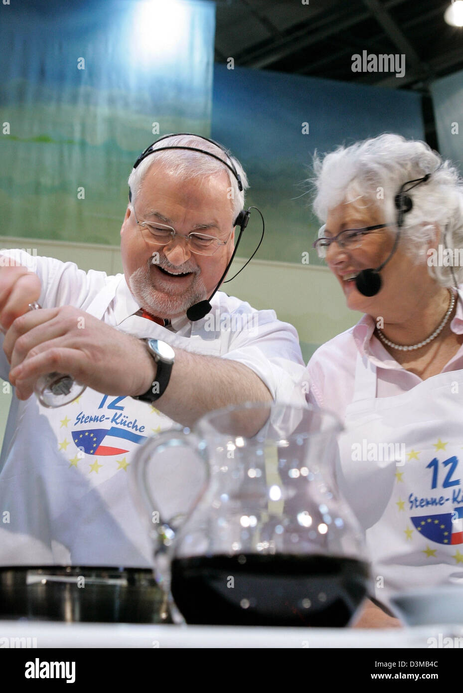 (Dpa) - Il Primo Ministro dello stato federale di Schelswig-Holstein, Peter Harry Carstensen (L), e Comissioner europeo per l' agricoltura e lo sviluppo rurale, Danese Mariann Fischer Boel, spice il loro piatto a livello internazionale alla Settimana verde di Berlino, Germania, sabato 14 gennaio 2006. I due politici di piatti cotti dai loro paesi di origine durante una presentazione dal vivo. Foto: Soeren Stache Foto Stock