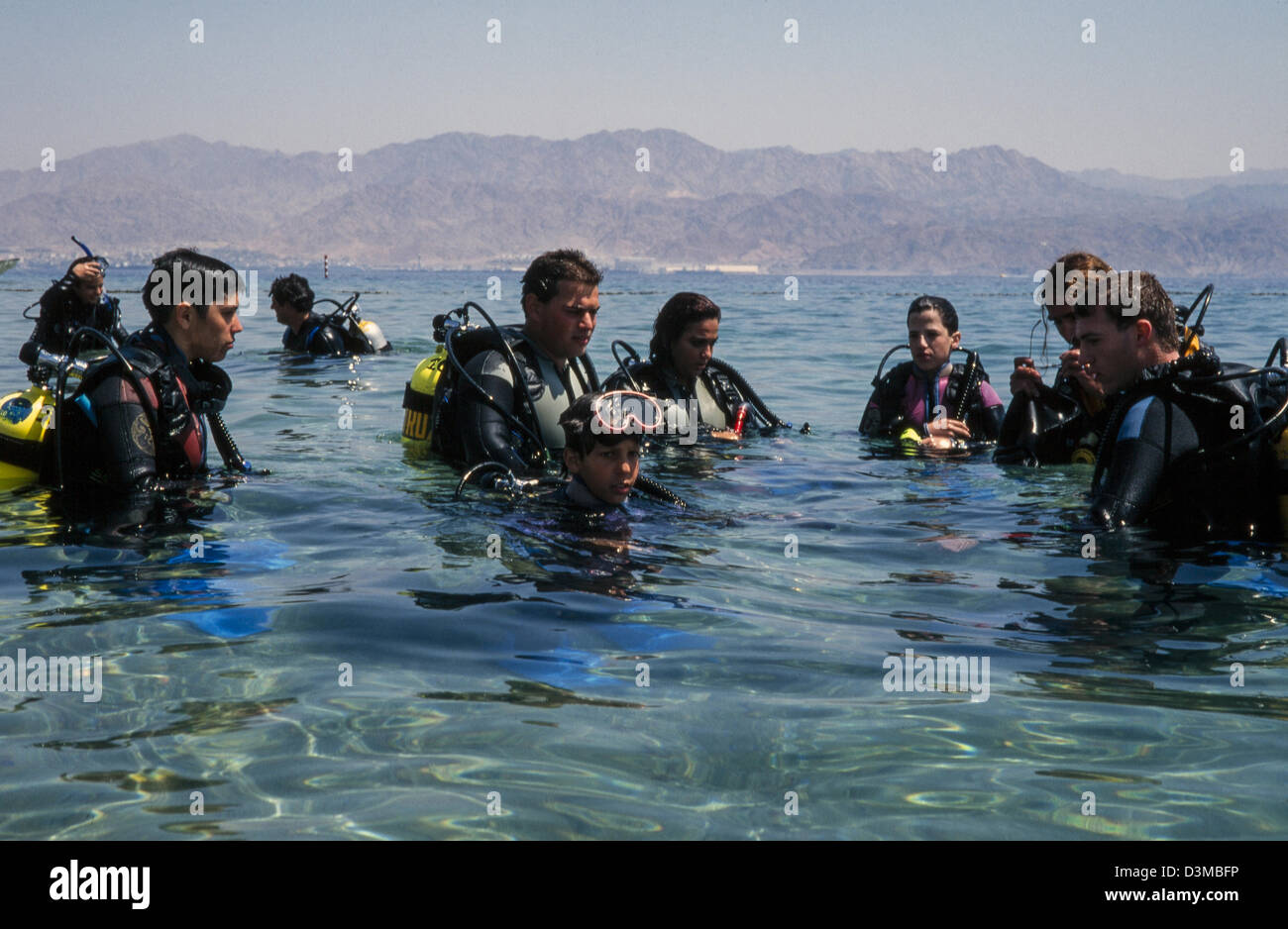 Principianti in diving istruiti dal Maestro. Foto Stock
