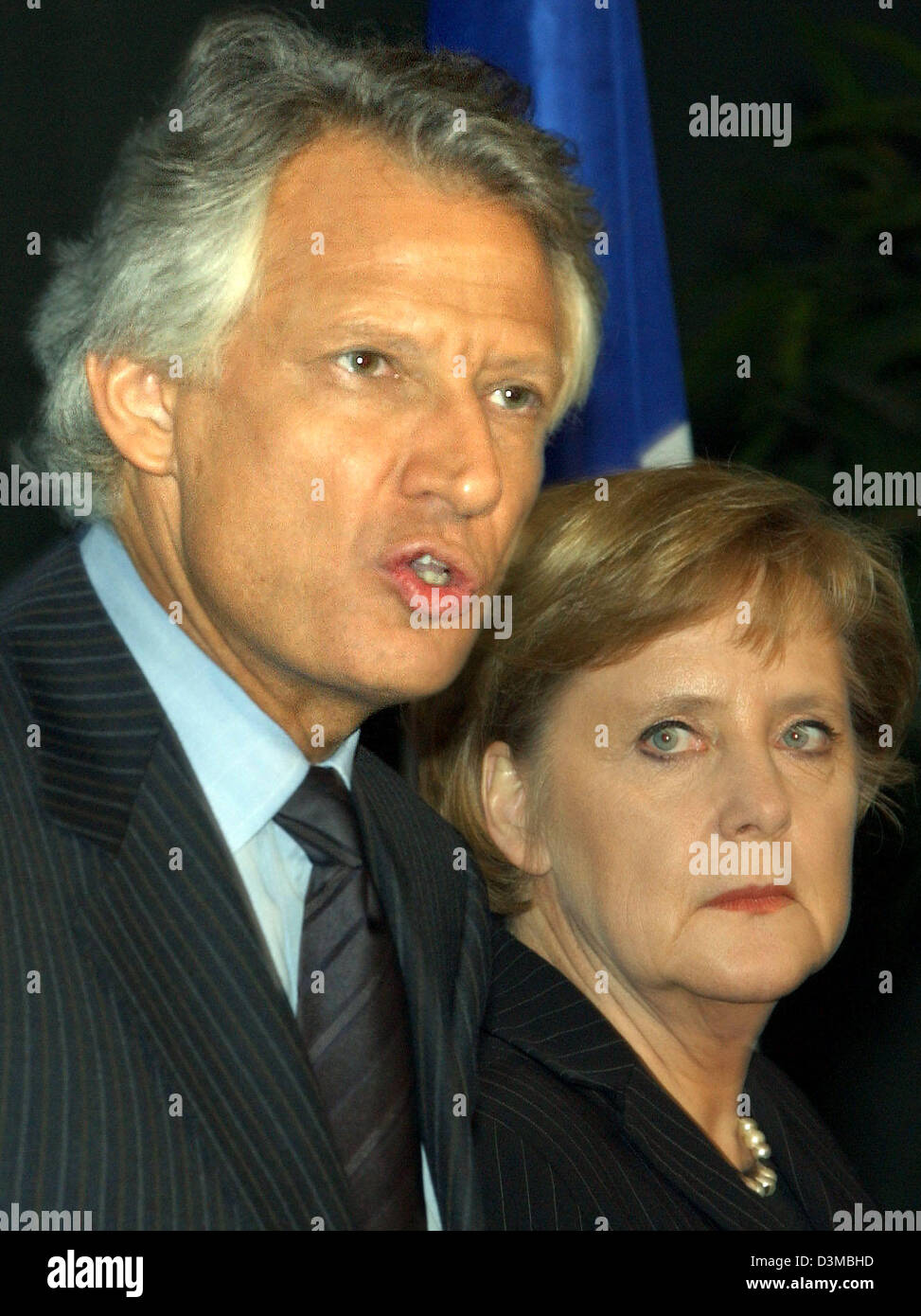 (Dpa) - Il premier francese Dominique de Villepin (L) e il Cancelliere tedesco Angela Merkel a rispondere a domande nel corso di una conferenza stampa presso la cancelleria di Berlino, Mercoledì, 18 gennaio 2006. La Germania e la Francia prevede di raggruppare un ampia Unione Internazionale contro l'Iran nucleare dell'agenda politica. Merkel ha detto che la prossima riunione dell'Agenzia internazionale dell'Energia Atomica (IAEO) dovrebbe Foto Stock