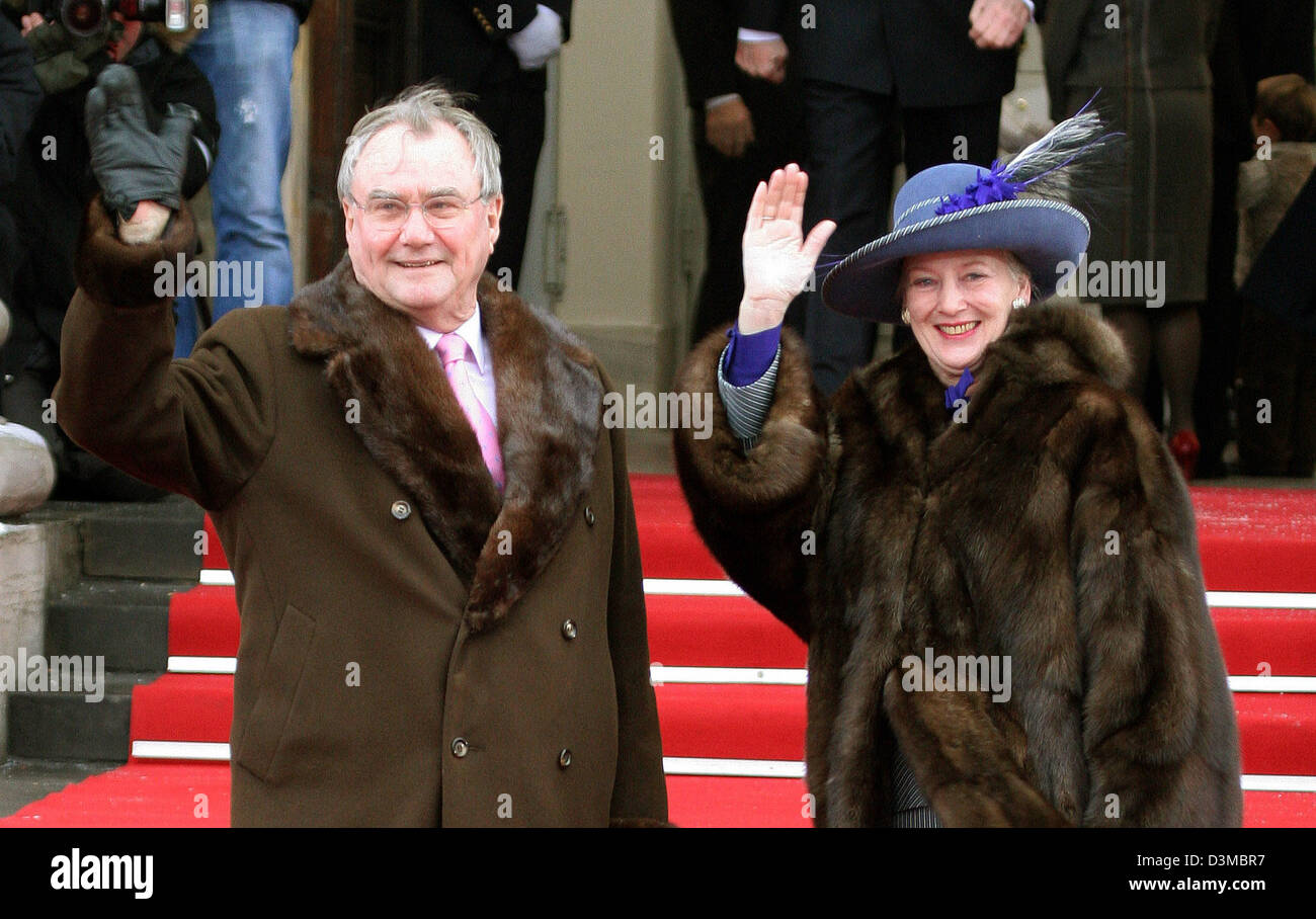 La regina Margrethe (R) e il Principe Consorte Henrik di Danimarca arriva per il battesimo del primo nato, tre-mese-vecchio figlio del Principe Ereditario Frederik e la Principessa Mary di Danimarca a Palazzo Christiansborg Cappella in Copenhagen, Danimarca, sabato 21 gennaio 2006. Il ragazzo è stato dato il nome Christian Valdemar Henri John. Foto: Albert Nieboer (PAESI BASSI) Foto Stock