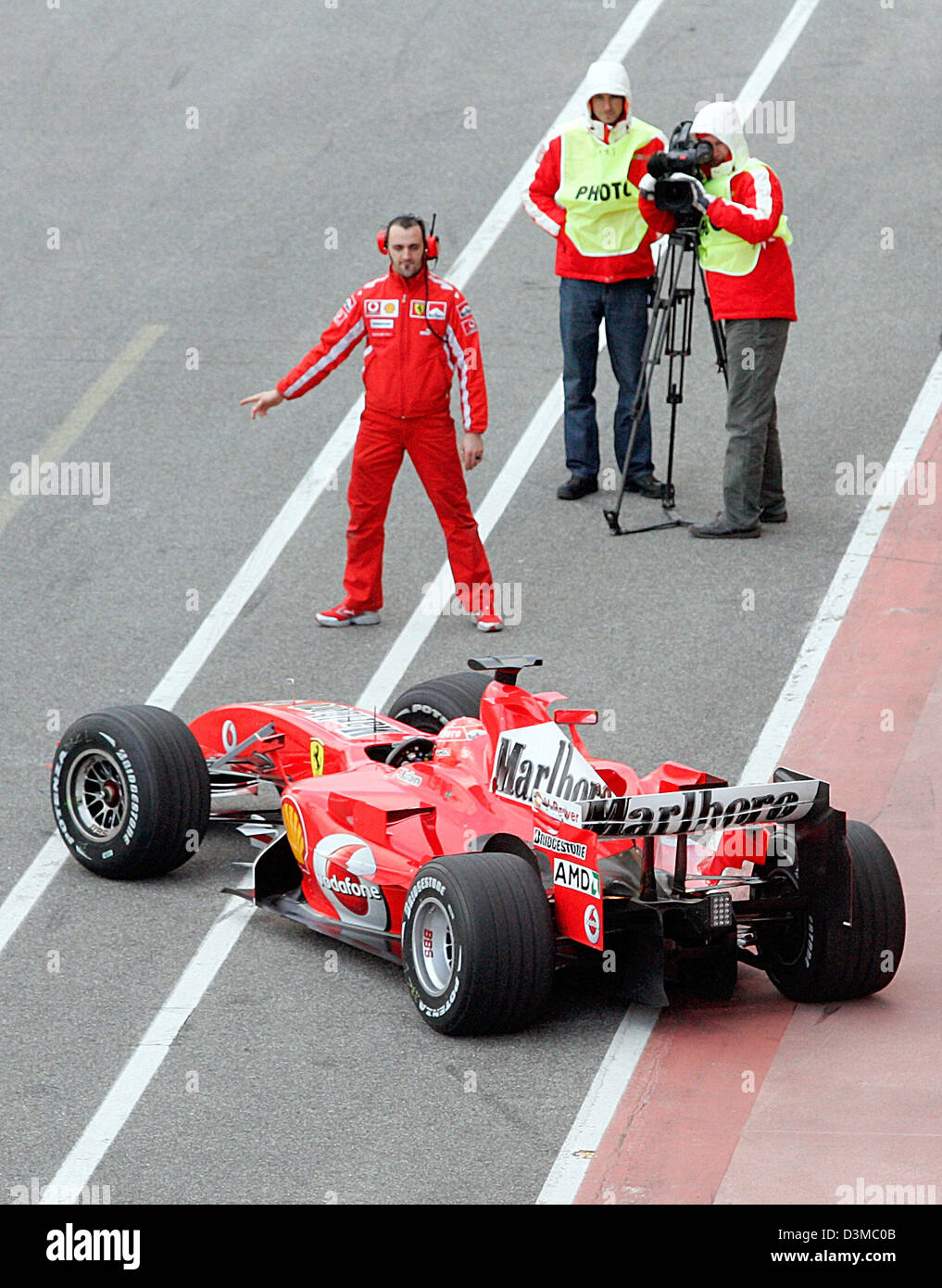 Il tedesco pilota di Formula Uno Michael Schumacher aziona il suo nuovo '248 F1' race car torna ai box dopo il primo test sulla pista del Mugello, Italia, martedì 24 gennaio 2006. Foto: Gero Breloer Foto Stock