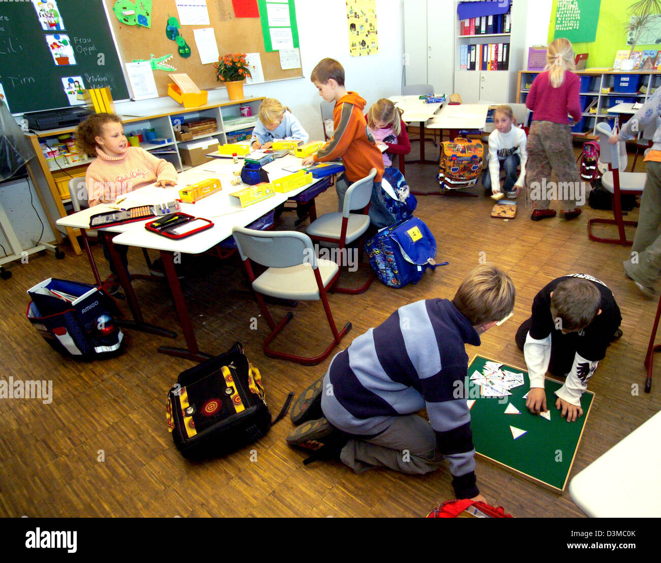 (FILE) gli alunni di terzo grado fare esercizi durante un cosiddetto obiettivo versatile lezione in una scuola primaria in Iserlohn, Germania, 11 ottobre 2004. Durante la lezione gli studenti devono risolvere i compiti assegnati dal docente con organizzazione autonoma del loro tempo. Foto: Klaus Rose Foto Stock