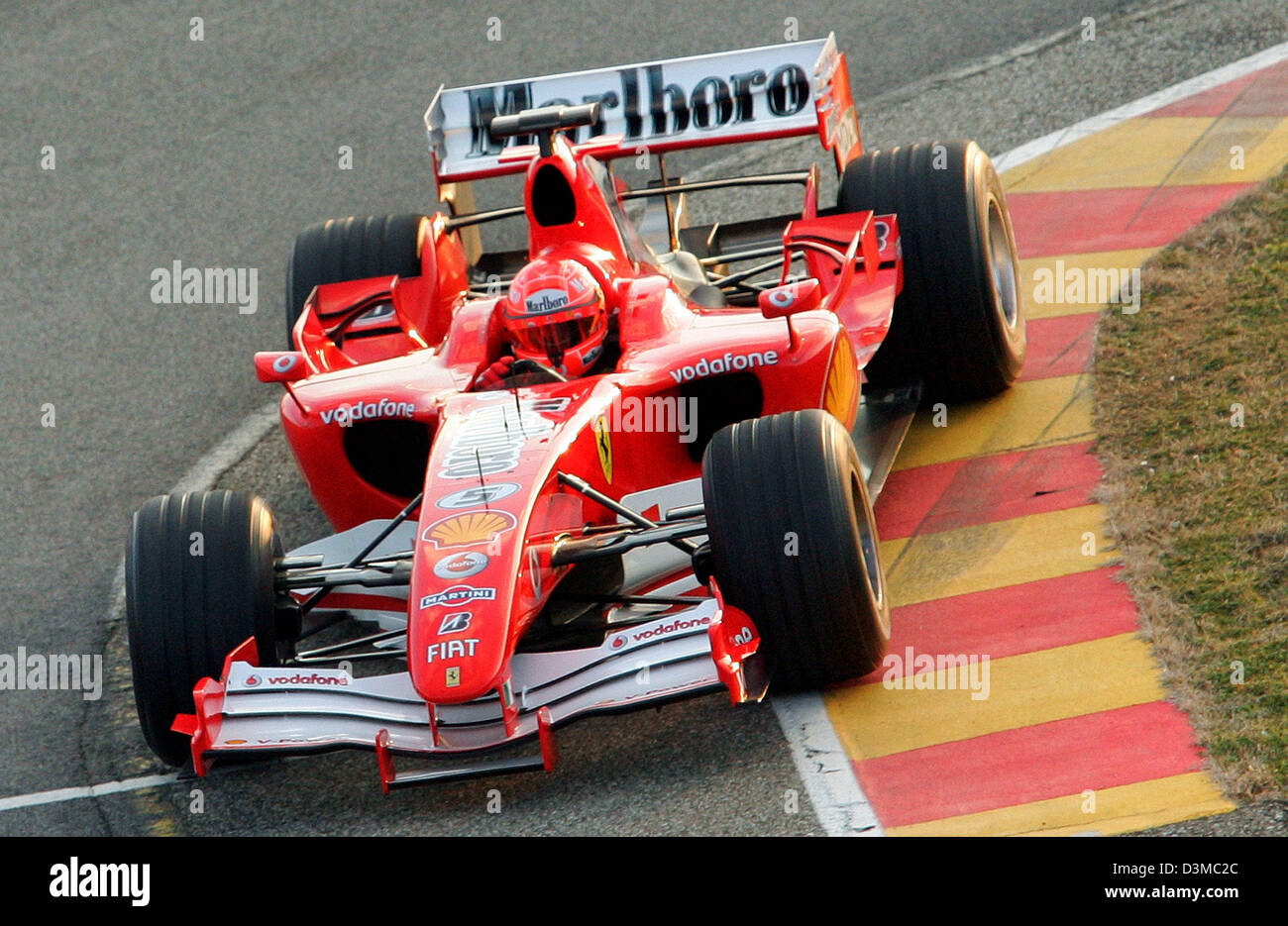 Forumla One driver Michael Schumacher torna in pit lane in Ferrari il nuovo 248 F1 Racing auto in Mugello, Italia, Martedì, 24 gennaio 2006. Schumacher a causa di problemi tecnici con la vettura durante la corsa di prova e programmate ulteriori esecuzioni di test sono stati annullati a causa di temperature di congelamento. La serie di prove continueranno a Barcellona, Spagna. Foto: Gero Breloer Foto Stock