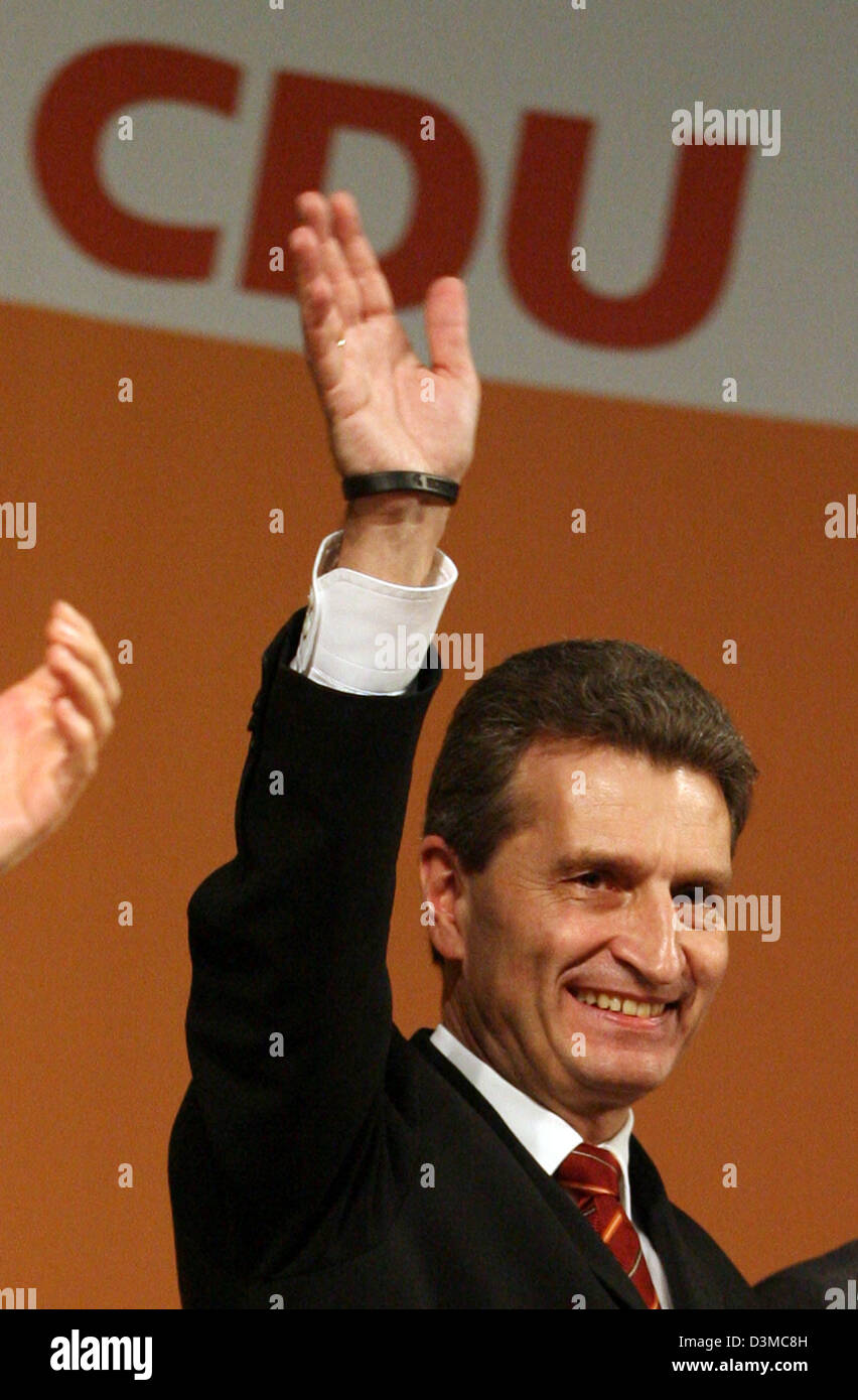 La CDU Primo Ministro del Baden-Wuerttemberg Guenther Oettinger onde presso il pubblico al termine del suo discorso a livello regionale congresso di partito in Offenburg, in Germania, sabato 28 gennaio 2006. Il rinforzo di medie dimensioni settore commerciale è l'obiettivo centrale Oettinger ha detto nel suo discorso. Due mesi prima delle elezioni per il Parlamento europeo del Baden-Wuerttemberg Oettinger chiamato foster Foto Stock
