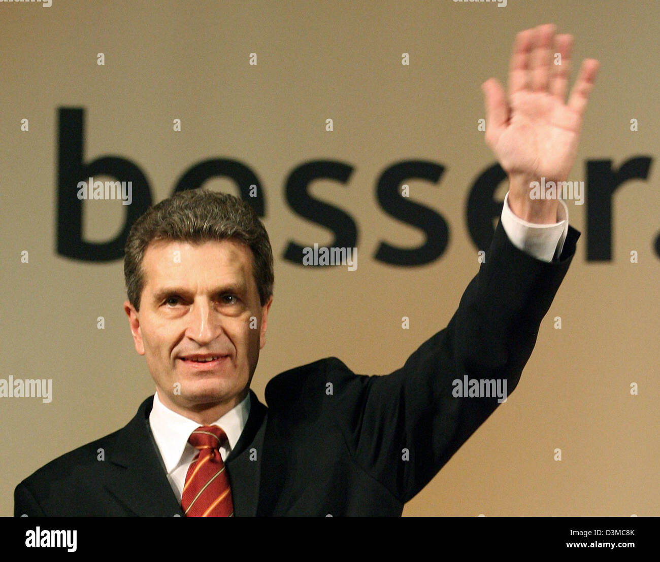 La CDU Primo Ministro del Baden-Wuerttemberg Guenther Oettinger onde presso il pubblico al termine del suo discorso a livello regionale congresso di partito in Offenburg, in Germania, sabato 28 gennaio 2006. Il rinforzo di medie dimensioni settore commerciale è l'obiettivo centrale Oettinger ha detto nel suo discorso. Due mesi prima delle elezioni per il Parlamento europeo del Baden-Wuerttemberg Oettinger chiamato foster Foto Stock
