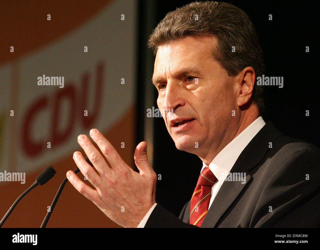 La CDU Primo Ministro del Baden-Wuerttemberg Guenther Oettinger parla a livello regionale congresso di partito in Offenburg, in Germania, sabato 28 gennaio 2006. Il rinforzo di medie dimensioni settore commerciale è l'obiettivo centrale Oettinger ha detto nel suo discorso. Due mesi prima delle elezioni per il Parlamento europeo del Baden-Wuerttemberg Oettinger chiamato favorendo la crescita economica come una questione centrale per Foto Stock