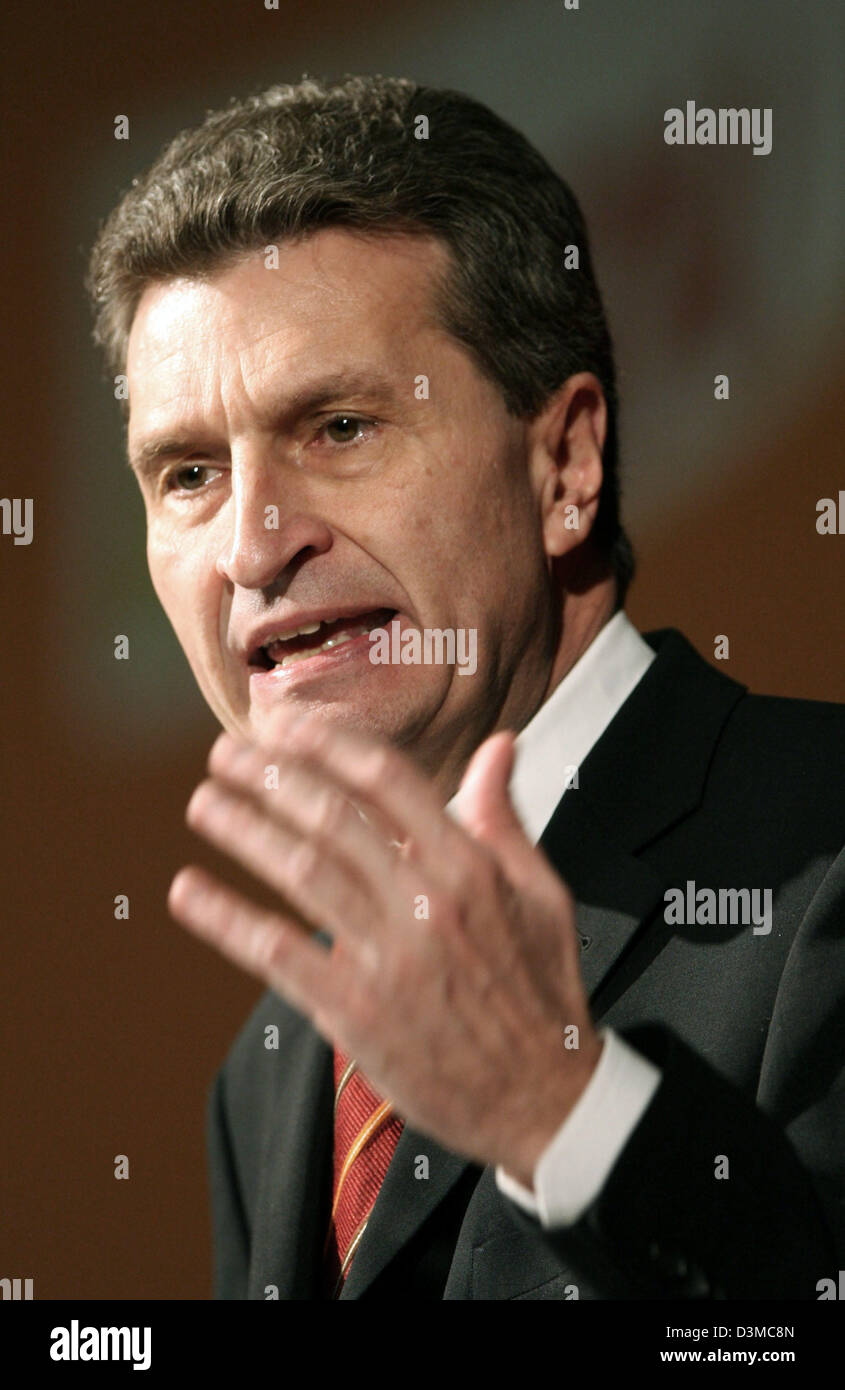 La CDU Primo Ministro del Baden-Wuerttemberg Guenther Oettinger parla a livello regionale congresso di partito in Offenburg, in Germania, sabato 28 gennaio 2006. Il rinforzo di medie dimensioni settore commerciale è l'obiettivo centrale Oettinger ha detto nel suo discorso. Due mesi prima delle elezioni per il Parlamento europeo del Baden-Wuerttemberg Oettinger chiamato favorendo la crescita economica come una questione centrale per Foto Stock