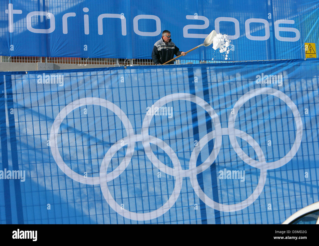 Un uomo si cancella un sentiero da neve in i preparativi per le Olimpiadi Invernali del 2006 a Sestriere, Italia, giovedì, 03 febbraio 2006. Ultimi preparativi sono in corso di otto giorni prima dell'apertura dei XX Giochi Olimpici Invernali. Foto: Arne Dedert Foto Stock