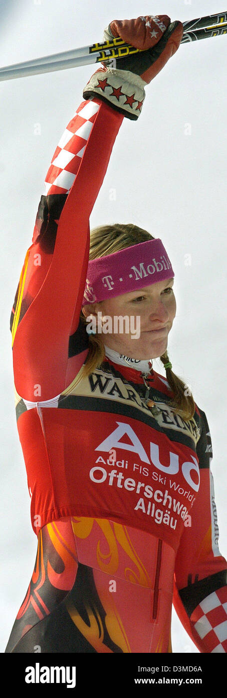 Sciatore croata Janica Kostelic allieta la sua vittoria alla FIS slalom di Coppa del Mondo a Ofterschwang, Germania, domenica 5 febbraio 2006. Tre volte campione olimpico Kostelic ha vinto lo slalom con un margine vincente di 1.33 secondi in 1:42.22 minuti. Foto: Stefan Puchner Foto Stock