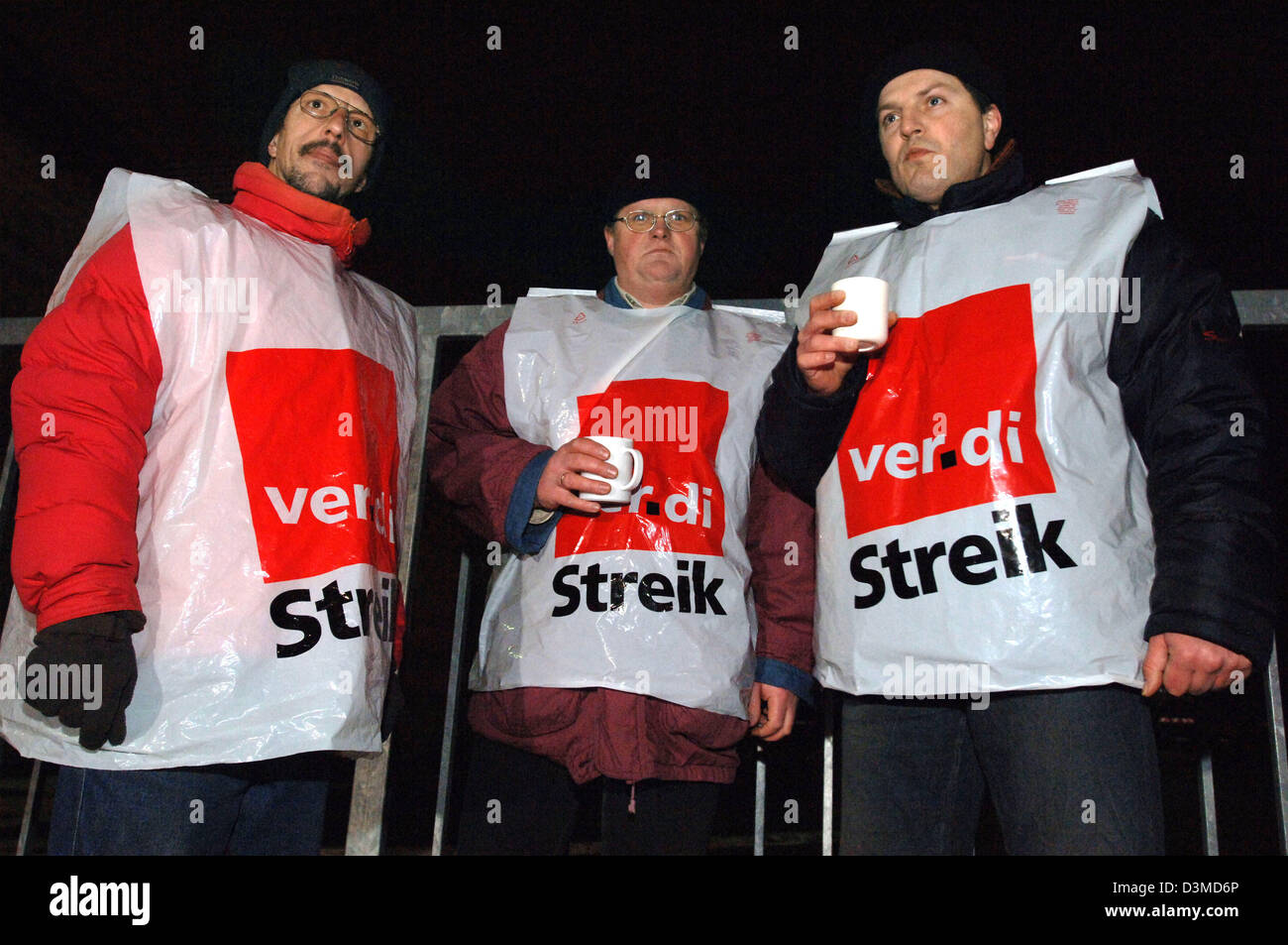 Il personale del locale dei servizi di smaltimento dei rifiuti in sciopero stand in auto piscina del locale wate management service a Friburgo in Germania, lunedì 06 febbraio 2006. Il più grande colpo in 14 anni ha iniziato oggi nel settore dei servizi pubblici nello stato di Baden-Wuerttemberg. Rifiutare i collezionisti, il personale ospedaliero nonché il personale degli impianti di trattamento delle acque reflue e molti altri hanno messo giù Foto Stock