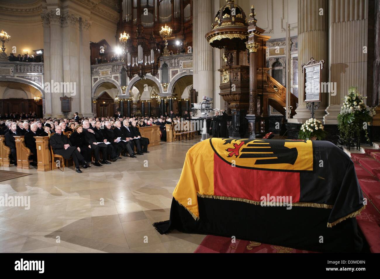 La bara con il corpo dell'ex Presidente tedesco Johannes Rau è coperto con una bandiera federale nella cattedrale di Berlino, Germania, martedì 7 febbraio 2006. Con l'atto di membro della famiglia e 1.500 ospiti ha preso congedo di Rau scomparso il 27 gennaio. Foto: Peer Grimm Foto Stock