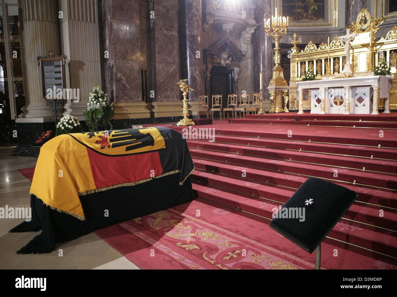 La bara con il corpo dell'ex Presidente tedesco Johannes Rau è coperto con una bandiera federale nella cattedrale di Berlino, Germania, martedì 7 febbraio 2006. Con l'atto di membro della famiglia e 1.500 ospiti ha preso congedo di Rau scomparso il 27 gennaio. Foto: Peer Grimm Foto Stock