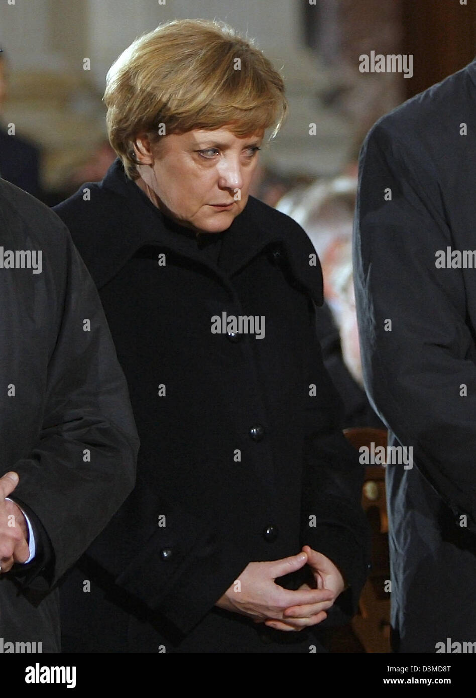 Il cancelliere tedesco Angel Merkel raffigurato all'inizio dell'atto di stato per l'ex Presidente tedesco Johannes Rau nella cattedrale di Berlino, Germania, martedì 7 febbraio 2006. Con l'atto di membro della famiglia e 1.500 ospiti ha preso congedo di Rau scomparso il 27 gennaio. Foto: Peer Grimm Foto Stock
