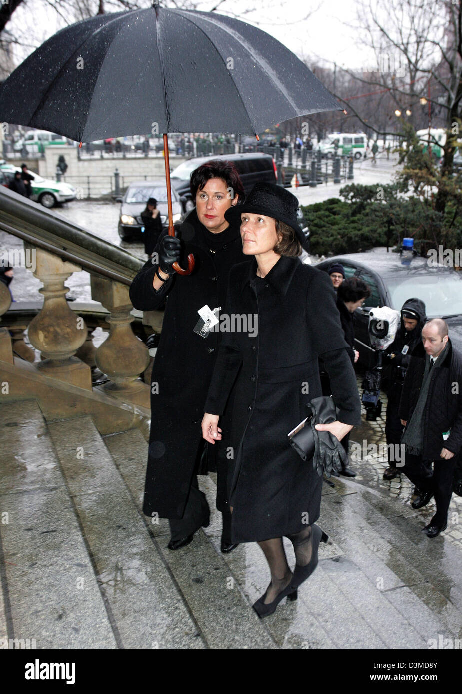La moglie dell'ex Presidente tedesco Johannes Rau, Christina Rau, arriva all'inizio dell'atto di stato per suo marito nella cattedrale di Berlino, Germania, martedì 7 febbraio 2006. Con l'atto di membro della famiglia e 1.500 ospiti ha preso congedo di Rau scomparso il 27 gennaio. Foto: Marcus Brandt Foto Stock