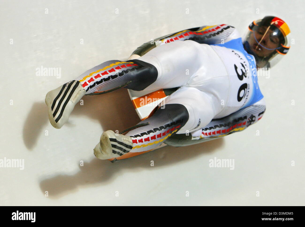 Il Luger tedesco David Moeller in azione durante una sessione di prove libere all'Olympic piste per slittino a Cesana Pariol, Italia, giovedì 09 febbraio 2006. I XX giochi olimpici invernali stanno andando ad aprire con una cerimonia che si terrà venerdì 10 febbraio e continuare fino al 26 febbraio 2006. Foto: Arne Dedert Foto Stock