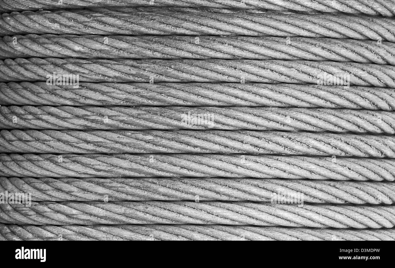 Un acciaio per impieghi pesanti fune o cavo noto come un hawser su un verricello nautico grande background industriale Foto Stock