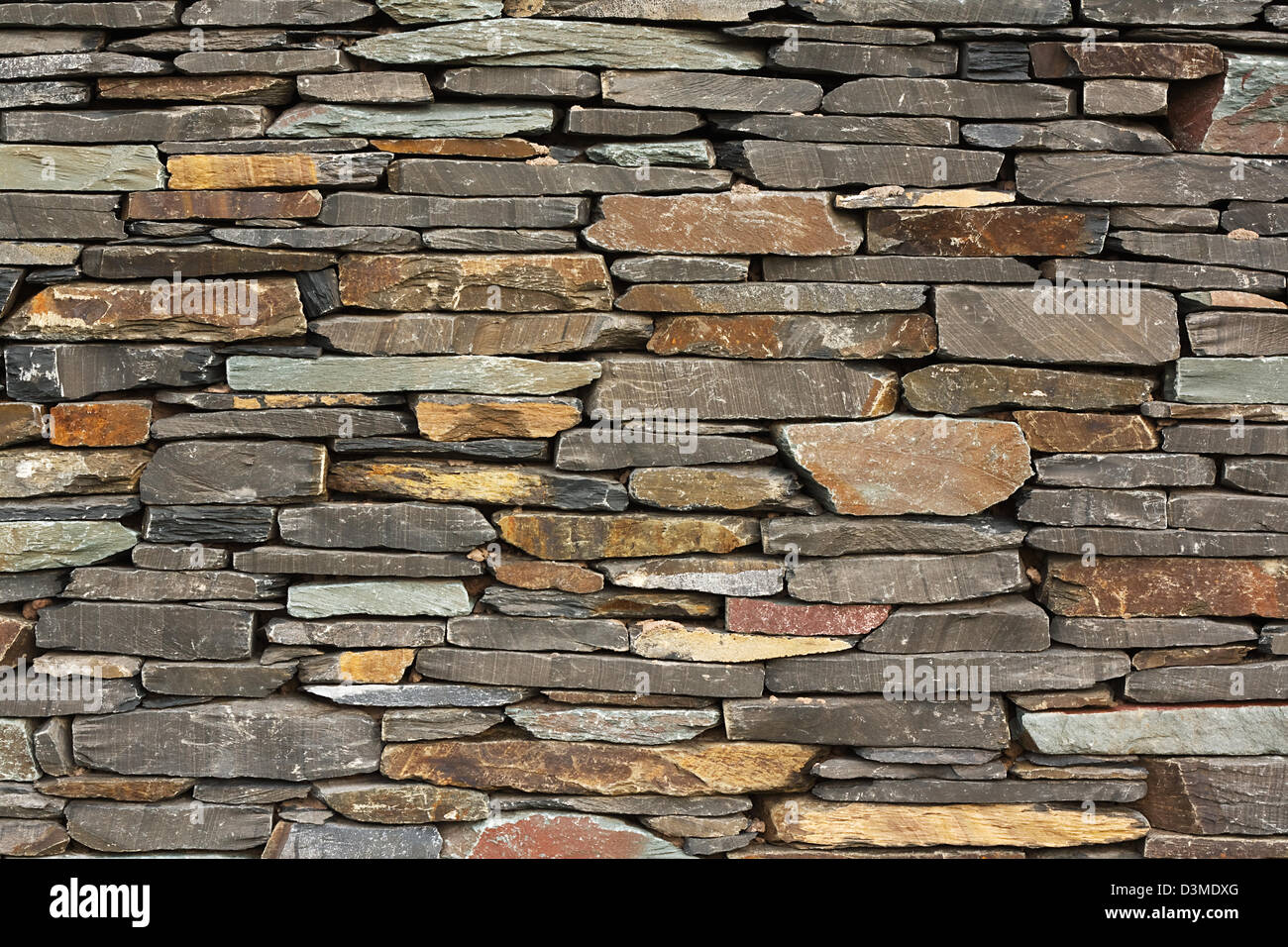 Nuova costruzione in pietra a secco a parete caratteristica architettonica parete sulla grande edificio buona per gli sfondi o wallpaper Foto Stock