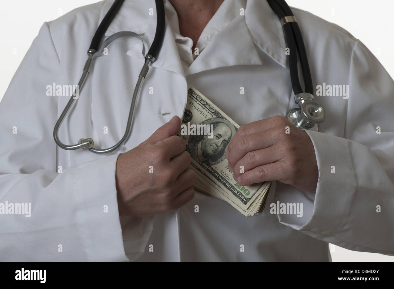 Concetto di immagine medico lo scivolamento del denaro nella camicia Foto Stock