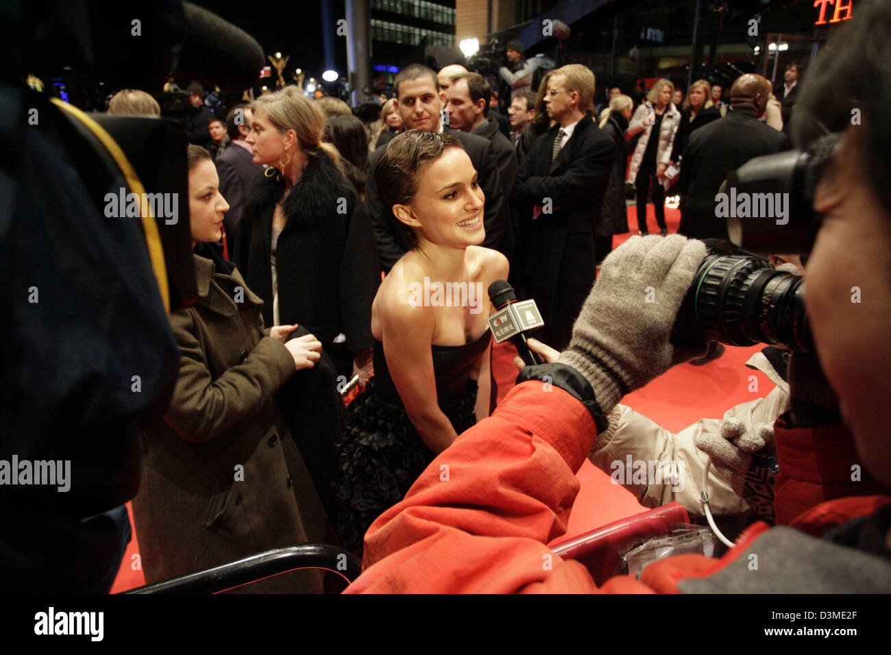 Noi actreess Natalie Portman (C) rilascia un intervista sul tappeto rosso al 56th International Film Festival Berlinale Berlino, Germania, 13 febbraio 2006. Portman stelle nel film 'V per Vendetta' che è in esecuzione fuori concorso alla Berlinale. Foto: Miguel Villagran Foto Stock