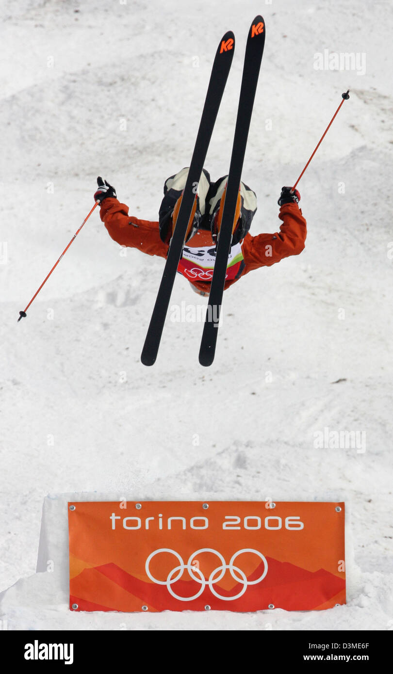 Tedesco sciatore freestyle Gerhard Bloechl è in volo durante gli uomini di qualifiche di sci freestyle evento sulla Olympic mogul pendenza all'Torino Olimpiadi invernali di Sauze d'Oulx, Italia, Mercoledì, 15 febbraio 2006. Bloechl ha preso ventottesimo posto non riuscendo a qualificarsi per la fase finale. Foto: Martin Schutt Foto Stock