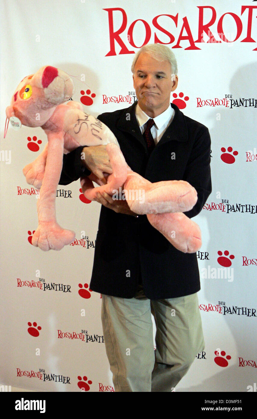 Attore Statunitense Steve Martin pone con una pantera rosa peluche durante  un photocall per il suo nuovo film "La pantera rosa" di Berlino, Venerdì,  24 febbraio 2006. Il film è uscito in