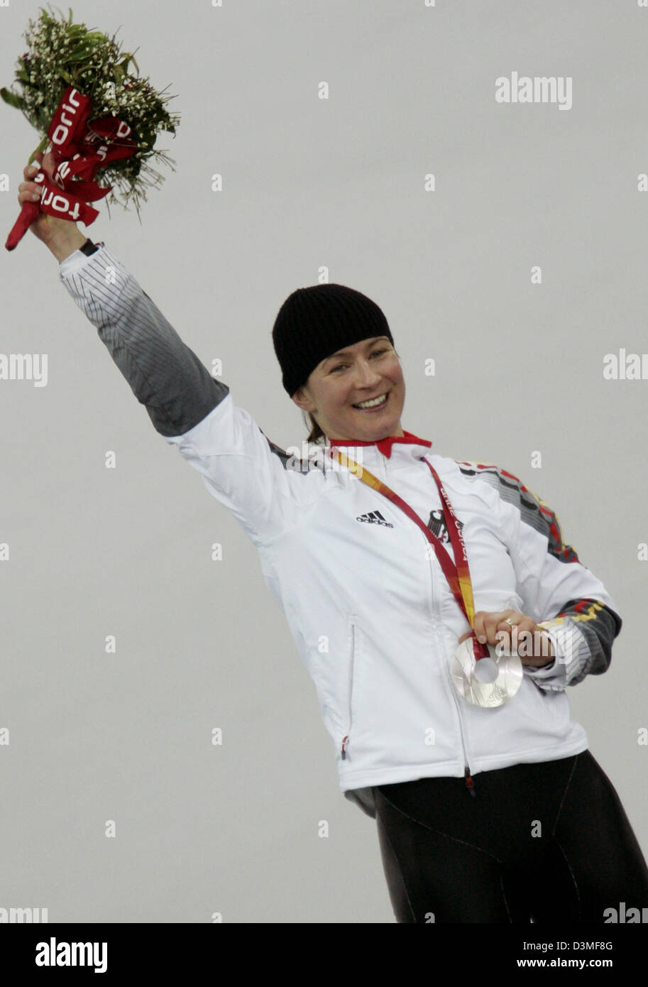 (Dpa) - velocità tedesco skater Claudia Pechstein fotografato con la sua medaglia d'argento alla velocità di ghiaccio pista di pattinaggio a Torino, Italia, 25 febbraio 2006. Foto: Frank può Foto Stock