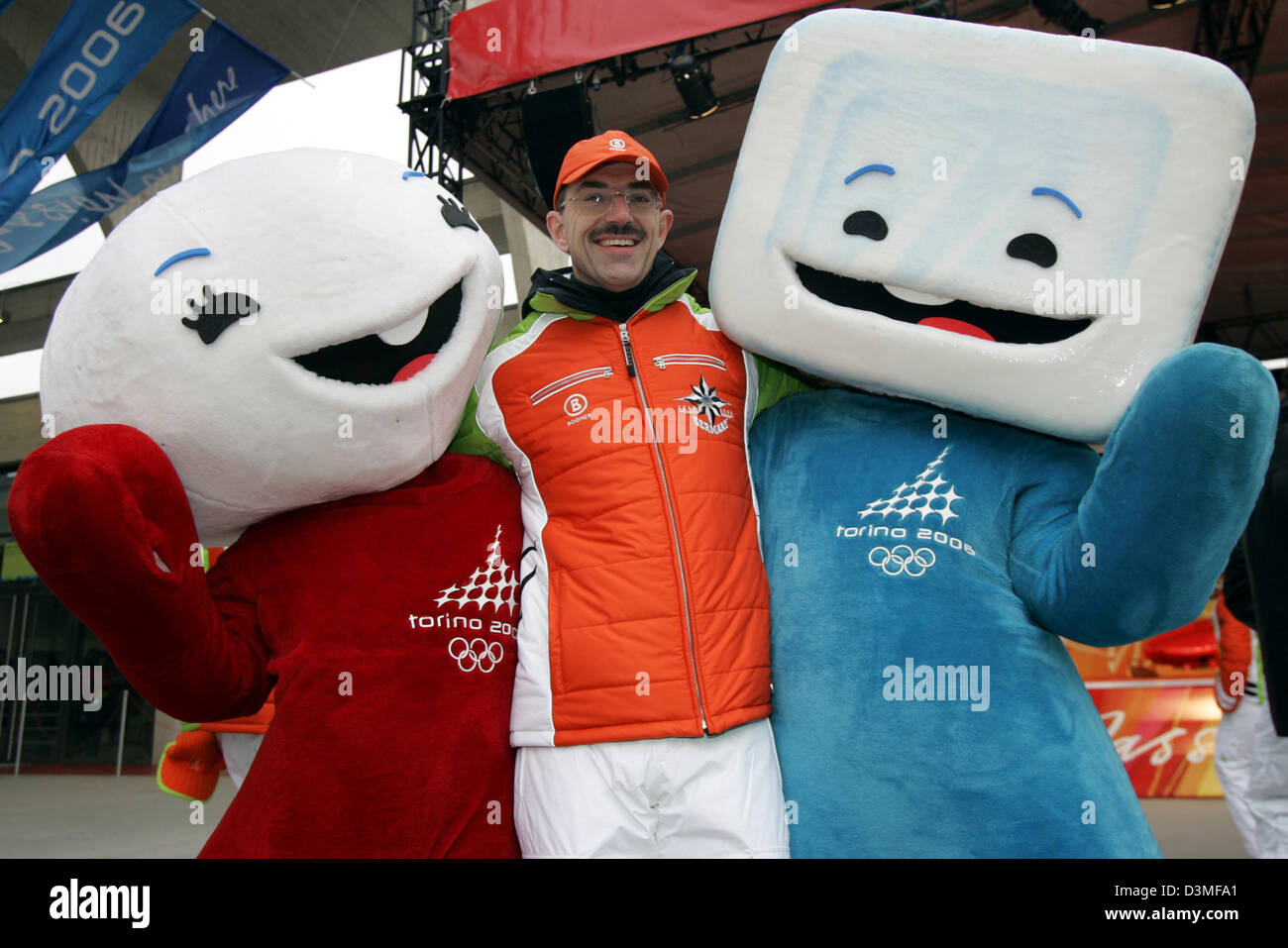 (Dpa file) - Il presidente del Comitato Olimpico Nazionale della Germania (NOK), Klaus Steinbach, pone con la mascotte olimpiche Gliz (R) e di Neve nel villaggio olimpico di Torino, 07 febbraio 2006. In una conferenza stampa sabato 25 febbraio 2006 Steinbach una corsa molto saldo positivo per quanto riguarda le prestazioni della squadra olimpica tedesca. Foto: Frank può Foto Stock