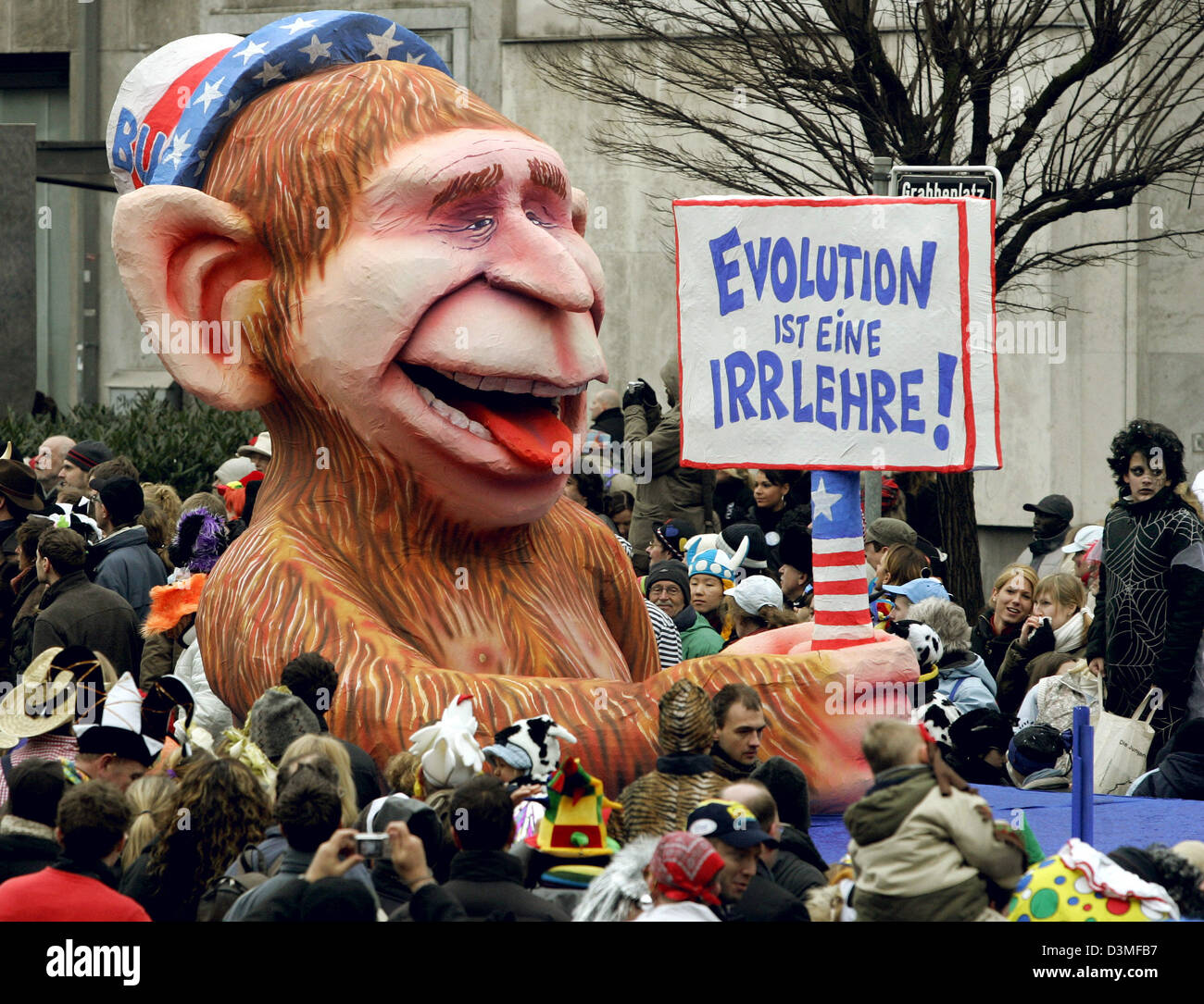 Un tema di carnevale trailer mostra gli Stati Uniti il Presidente americano  George Bush come una scimmia a Carnevale lunedì sfilata di Colonia,  Germania, lunedì 27 febbraio 2006. La sfilata dal motto